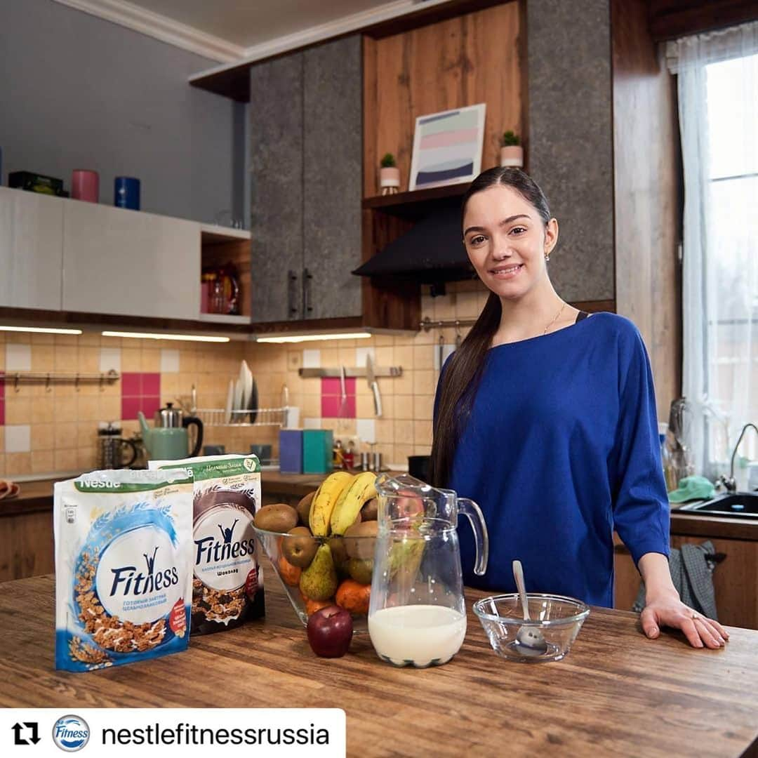 エフゲニア・メドベージェワさんのインスタグラム写真 - (エフゲニア・メドベージェワInstagram)「#Repost @nestlefitnessrussia with @make_repost ・・・ Совсем скоро мы совместно с амбассадором Женей Медведевой @jmedvedevaj проведем три завтрака в рамках проекта #fitnessвудовольствие, где она поделится личным опытом о том, как получать удовольствие на пути к своим целям (а не только работать над их достижением!).  Но самое приятное, что ее истории станут ответом на ваши вопросы!  Оставляйте их в комментариях и следите за анонсом: возможно, именно ваш вопрос Женя выберет, чтобы ответить в эфире!   А чтобы у вас было больше шансов, оставляйте вопросы о самомотивации, преодолении трудностей и заботе о себе!  #nestlefitness #нестлефитнесс」3月17日 2時46分 - jmedvedevaj