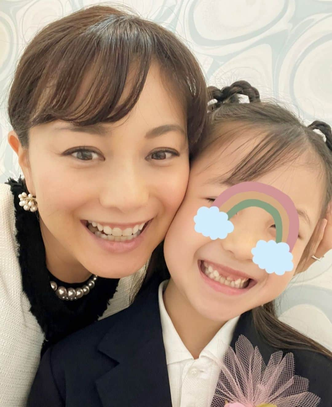 蛯原英里さんのインスタグラム写真 - (蛯原英里Instagram)「先週末、幼稚園の卒園式が 無事に終わりました✨ 子供達は元気にしっかりと 卒園証書を受け取り卒園しました 卒園式では、３年間一緒に過ごした 子供達の頼もしい姿がとても印象的でした  お名前を呼ばれた時の 大きな返事や感謝の言葉 そして、誇らしそうな顔を見て ３年間の幼稚園での生活を一気に思い出し 涙が止まりませんでした😭  入園して、お友達が出来て、進級して 色々と出来る事が増え成長した姿 ６年前、あの小さな声で泣いていた娘が 卒園なんて夢にも思いませんでした。 来月には小学校の入学式が控えていますが しばらくは卒園の余韻に浸りたいと思います  #卒園式 #6歳 #涙 #嬉しい #寂しい #いろんな気持ちでいっぱい #3年間ありがとう #先生ありがとう」3月17日 3時13分 - eriebihara