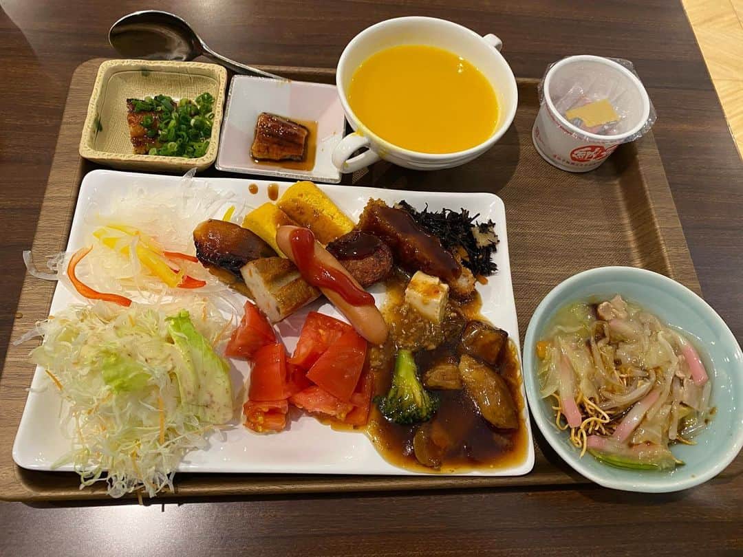 クロちゃんさんのインスタグラム写真 - (クロちゃんInstagram)「朝ごはん  野菜とおかずをたくさん食べて健康に過ごせるようにするしん！」3月17日 9時36分 - kurochandesuwawa