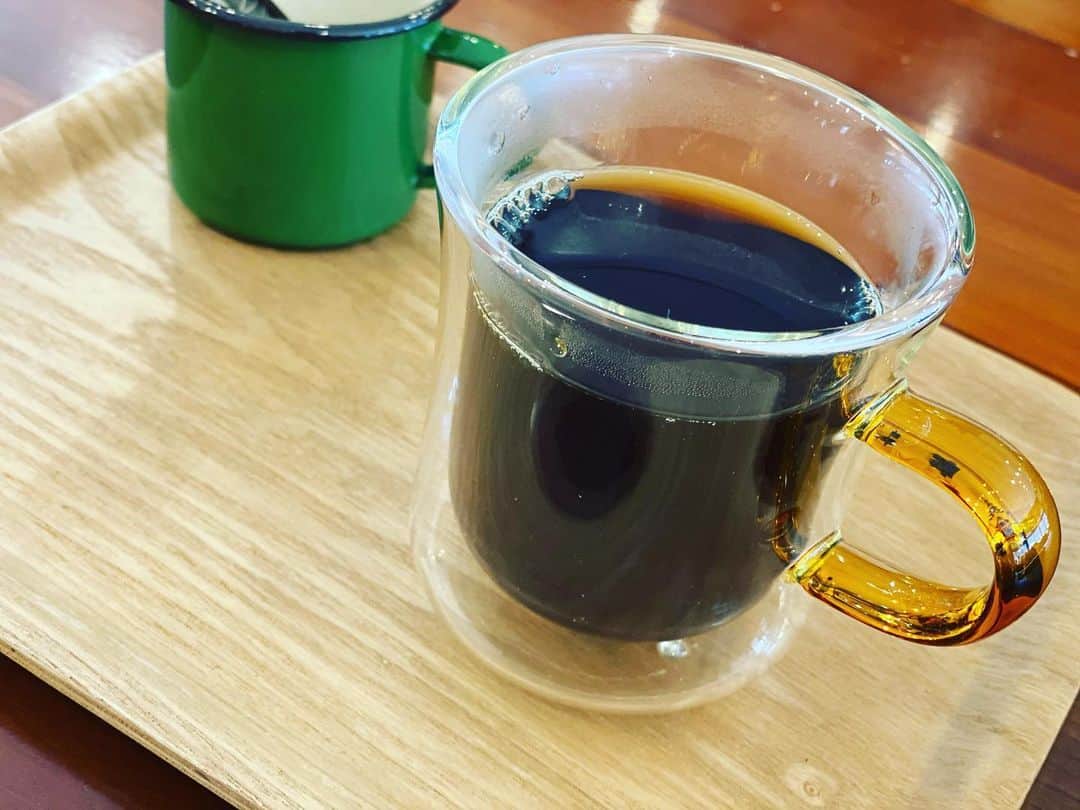 立石純子さんのインスタグラム写真 - (立石純子Instagram)「最近、大好きなコーヒーについて日々研究中⚛︎⚛︎ꠋ 　 一度手を出したら戻れないと思っていましたが　 豆の種類にはじまり、挽き方からブレンドからお湯の割合まで・・・ ものすごーーーく、楽しい。☕️笑　 　 全然詳しくはないですし好きなものを追い求める探究心のみですが、行き着く事のない楽しみをまた一つ見つけました☺️　 　 それにしても、あっという間に買ってきた豆がなくなる。　 飲み過ぎは注意ですね🥲笑 　 みなさんも欠かせない嗜好品はありますか？😊🏔　 #オリジナル #コーヒー #道のり #楽しい #enjoy #original #coffee #tasty #大好き #ラテ #ブランド #研究中 #labo #昔 #コーヒー屋さん で #働いたことあったな #笑 #シンガーソングライター #はだのブランドアンバサダー #嗜好品 #instafood #instagood #liketime #nature #love #photooftheday #glass #beautiful」3月17日 9時29分 - junkokokotateishi