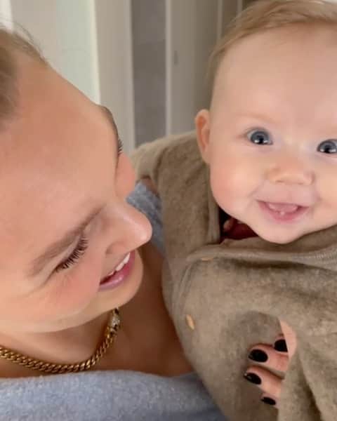ロミー・ストリドのインスタグラム：「For some reason I’m so nervous to post her, I’ve been doubting for so long.. I don’t know why exactly,.. but at this point I feel like im ready.. I’m so proud and there’s no one that makes me smile as much as her, my love for her is indescribable.. she is (part of) my life and I love sharing my life with you guys! Our little Mint 💕💕💕💕」
