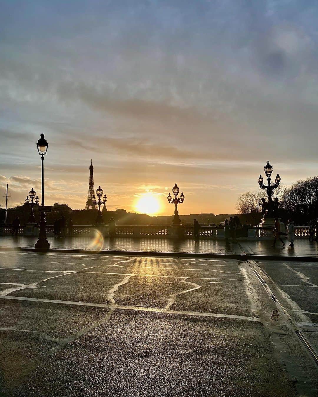 オリヴィア・パレルモのインスタグラム：「Missing my Paris rides 🚙🇫🇷 and the magical sunsets 🌇」