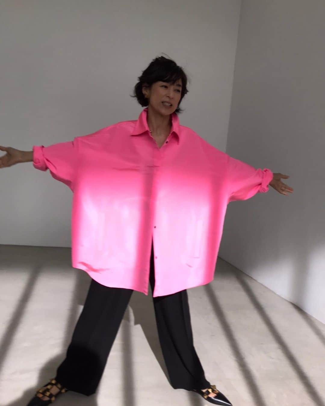 鈴木保奈美さんのインスタグラム写真 - (鈴木保奈美Instagram)「蛍光ピンクのビッグシャツ。形が面白かったので、いろいろ動いてみた件。  @precious.jp 4月号 for @maisonvalentino」3月17日 7時26分 - honamisuzukiofficial
