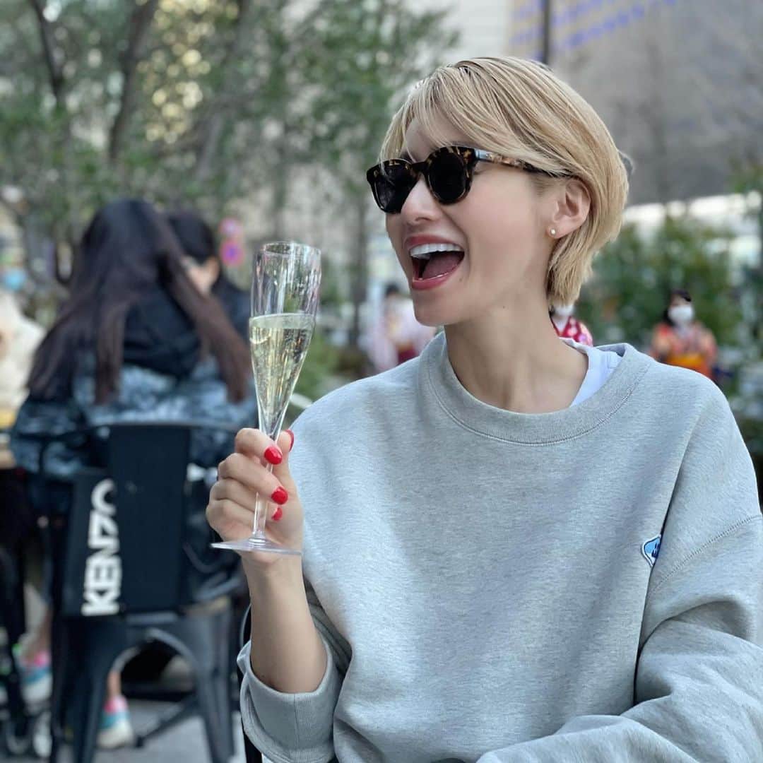 &mのインスタグラム：「乾燥で喉が乾きまくって一気飲みしたら、べろべろ😎」