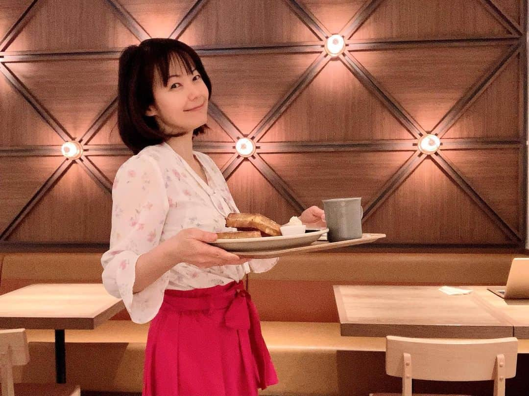 六車奈々さんのインスタグラム写真 - (六車奈々Instagram)「朝ごはん、食べましたか？ ３食のなかで、朝ごはんは一番大切です^ ^  朝ごはんを食べないと太るだけでなく、体内時計のリセットができません。  朝ごはんをしっかり食べると、体内時計がリセットされて、体も心も快調！仕事も勉強も遊びもベストパフォーマンスができ、ダイエットにもなります。  私のオススメは、ときどき外でモーニングを食べること。いつもと違う朝ごはんを食べられるのもそうだけど、何より気分転換になります^ ^  私はそのまま仕事も。 家より集中できて、仕事が捗ります。  朝日が目に入ってから1時間以内に、朝ごはんを食べよう！脳と体の体内時計がしっかりリセットされるよ。  #時間割美容  #インナービューティー  #朝ごはん  #朝ごはんを食べよう  #体内時計  #すっぴん  #六車奈々  #働くママ  #ワーママ   #goodmorning #breakfast #Bodyclock #yammy #haveaniceday #japan #japanesefood #japanesebeauty」3月17日 7時36分 - nanarokusha