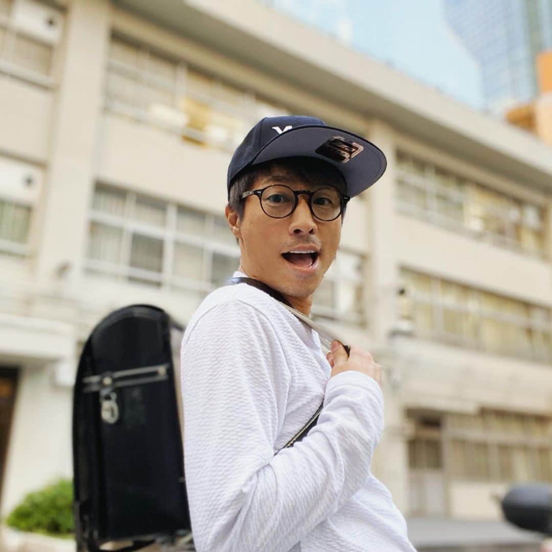 田村淳のインスタグラム：「田村淳の大人の小学校  僕のオンラインサロンです。 大人になると新しく友達できないですよね？ ここならいろんな職業、年代の人と友達になれて、いろんな価値観に触れることができる。  僕が興味関心を持ったゲスト先生の講義や企業と組んでいろんなプロジェクトを進めたり、楽しいことが沢山^_^  3／21から４期生募集します！  田村淳の大人の小学校で検索してみてね」