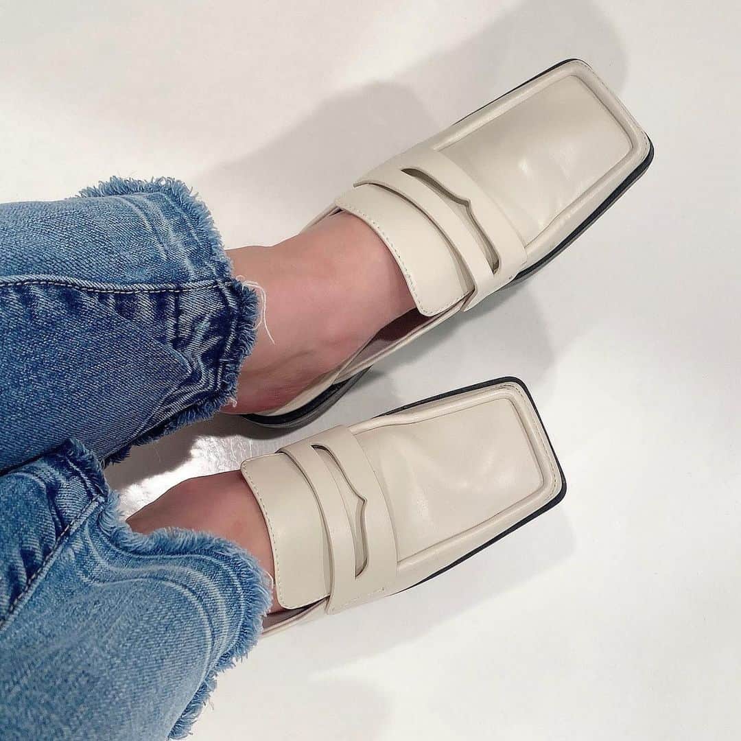 加藤玲奈のインスタグラム：「最近お気に入りでよく履いてるミュール😊 カジュアルな服にも合うし、ワンピースとかにも合うからとっても使いやすい✨ 春にも役立ちそうな予感😉🌸」