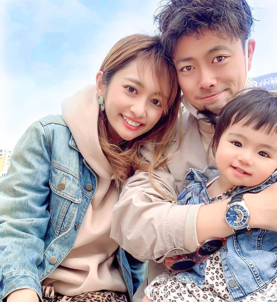 橘リンさんのインスタグラム写真 - (橘リンInstagram)「Family photo📷 2枚目のサラちゃんの顔。🤣 . . 先日 @fukuoka.esute でハーブピーリングをして１週間が経過したのですが。。最強にお肌がツルツルだ🥺💓 . . ターンオーバーを強制的に早めて皮膚再生を促すことによって皮膚表面に留まってしまっていた、古い角質が剥がれ落ちて新しい皮膚再生がおこり、結果ツルツルになるのです✨ . 今回私は"お悩み根本改善コース“の肌質改善に必要な施術を詰め込んだスペシャルケアをしたよ💛 . ハーブピーリング以外に、美肌に効果的な腸内環境を整える腸もみマッサージ・リラックス効果・リフトアップ効果の高いヘッドマッサージもセットでしてもらいました✨肌表面だけでなく内側からお手入れをしてもらって、気分も上がったよん☺️ . . 正直言うと今まで紹介してきたエステさんよりお値段はちょっと高いですが【皮膚科医監修 実力派サロン】なだけあってお肌の根本的な悩みを解決してくれるから本当に結果を出したい方はオススメです💓 . 是非行ってみてね💓 @fukuoka.esute  . ダウンタイムも全然なかったし 痛くなかったし、 ハーブピーリング ハマりそう🥺 . . . #フェイシャルエステ福岡vivi #ハーブピーリング福岡 #フェイシャルエステ福岡 #フェイシャルエステ天神 #フェイシャルエステ博多 #ハーブピーリング天神 #pr」3月17日 18時39分 - rincharon