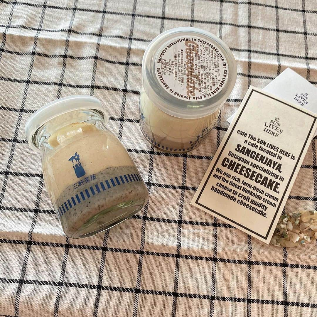 のインスタグラム：「撮影終わりにテイクアウトした プリンみたいなクリームチーズケーキ🧀🤍  きなこ×黒ゴマと chocolate🍫っていう 変わり種にしたけど  どっちもおいしかった〜✨  甘いものには癒されますなぁ  #sweets #sweet #chesecake #cafe #thesunliveshere #cake #三軒茶屋カフェ #チーズケーキ #スイーツ #カフェ #お土産 #プリン #黒ごま #クリームチーズ #三軒茶屋 #世田谷線カフェ」
