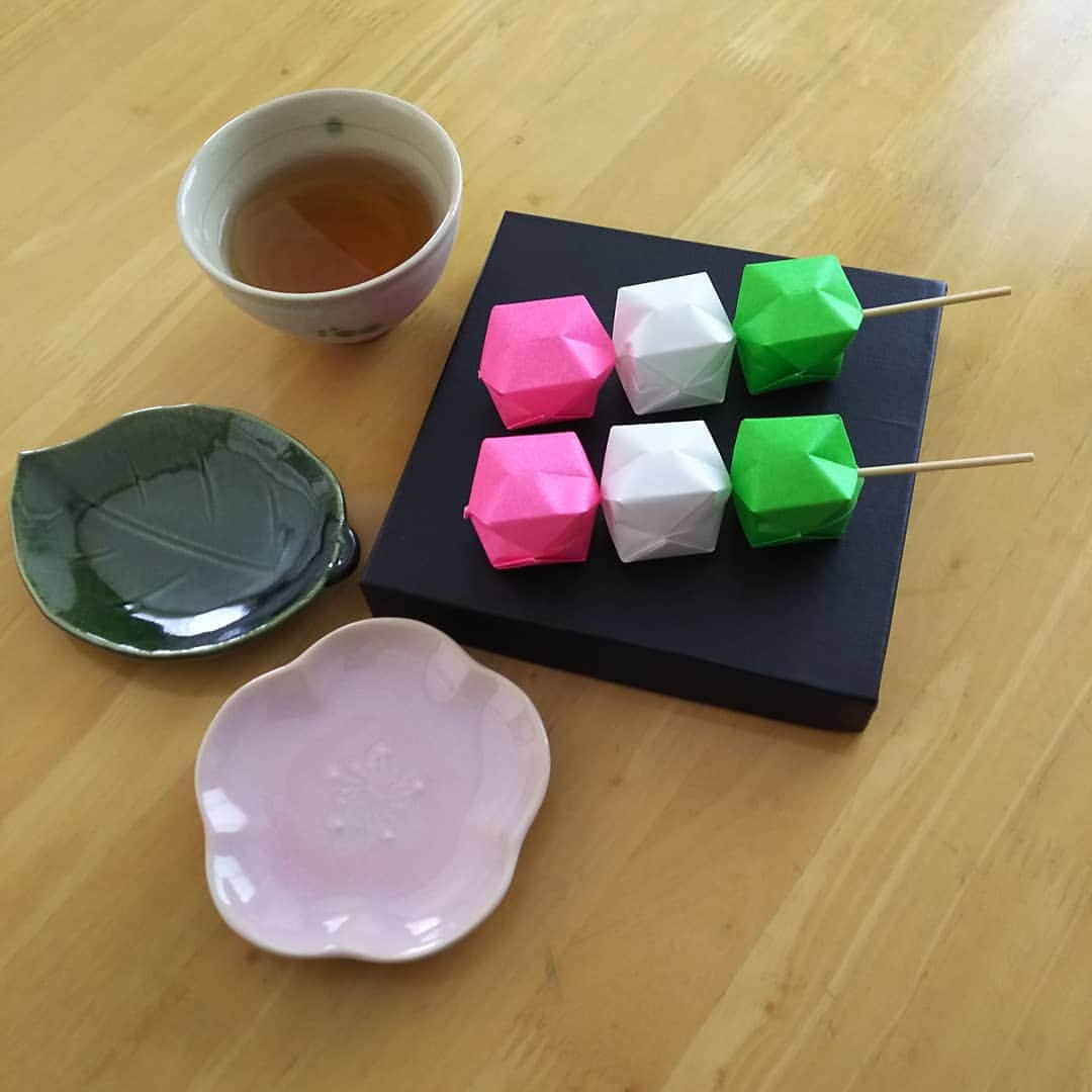 sweet_strawberryさんのインスタグラム写真 - (sweet_strawberryInstagram)「🌸🍡🍡#三色団子 🍡🍵 🌸春うらら、花より団子、召し上がれ～🍡 #紙風船 #origamiart#折り紙作品#折り紙アート#フェイクスイーツ#工作大好き#春の風物詩#花より団子🍡#和スイーツ#茶菓子#茶道部#食卓風景#お茶の時間」3月17日 17時12分 - sweet_strawberry