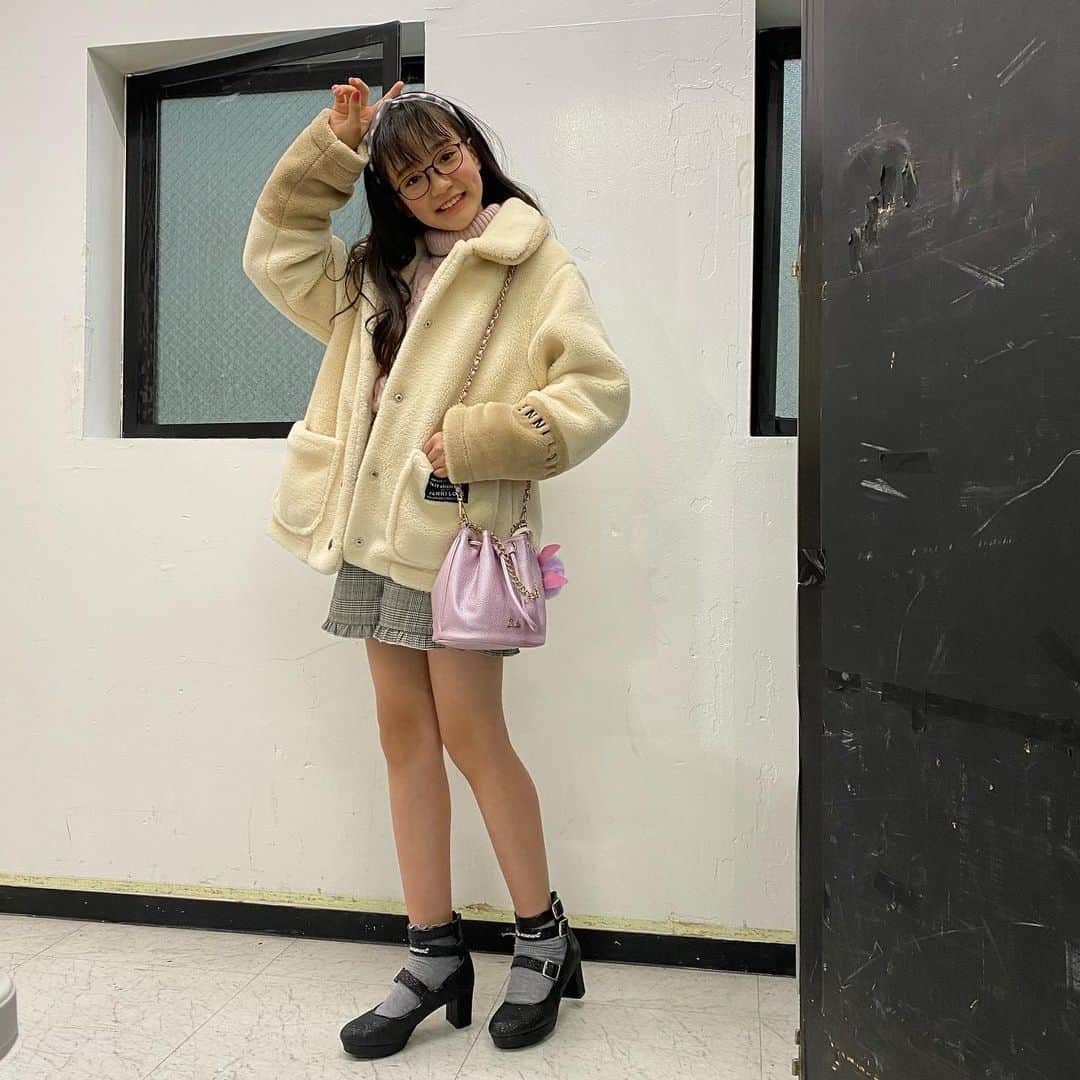 ニコ☆プチのインスタグラム：「サナの私服〜✨﻿ ﻿ メガネが新鮮でかわいい💓﻿ ﻿ ﻿ ﻿ #ニコプチ﻿ #石原咲奈﻿ #プチモの私服」