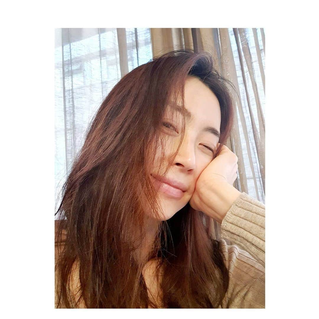 ソン・ユナのインスタグラム：「아주 잠깐 셀카연습😆」