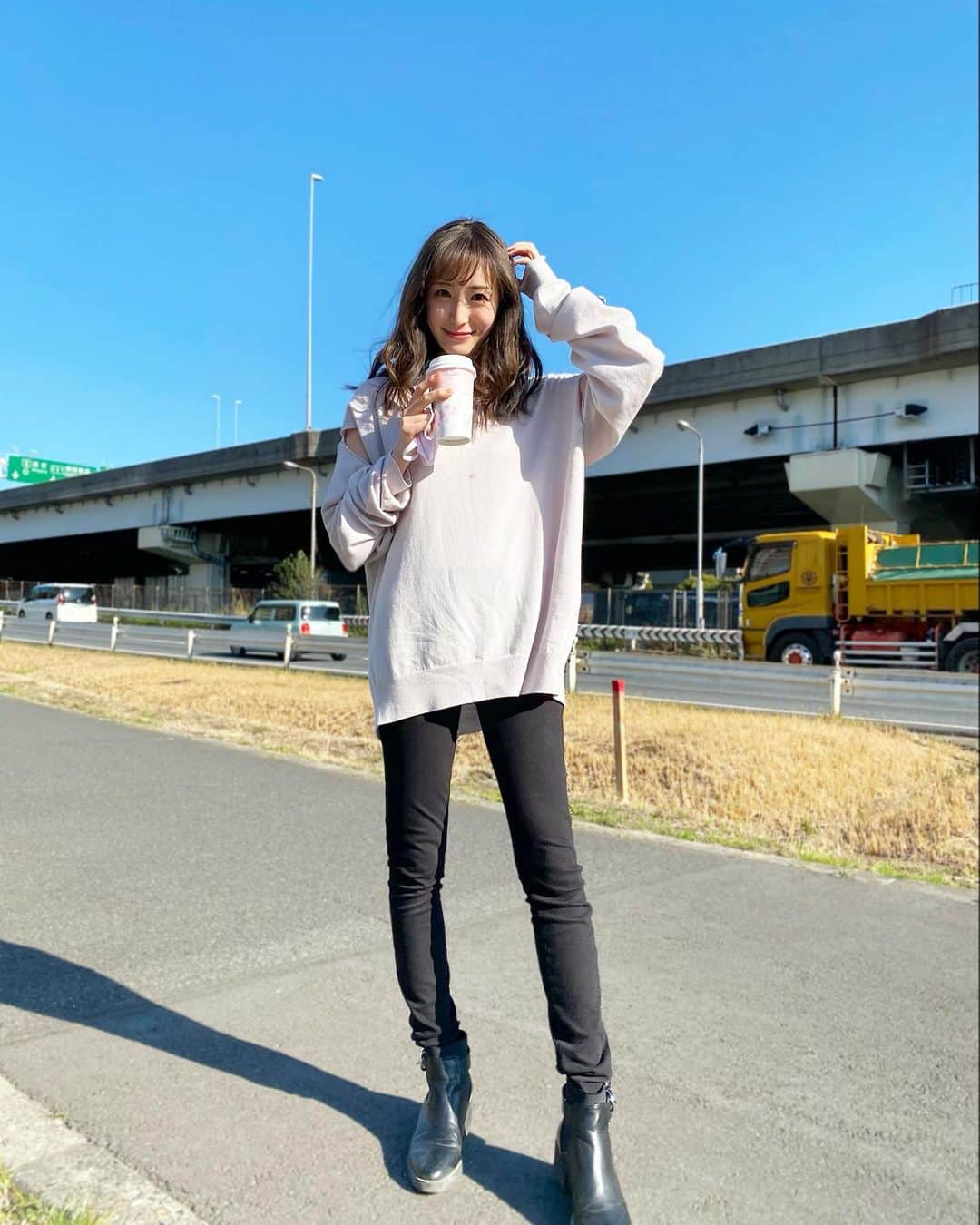 小林真由のインスタグラム：「今年初スタバ🌸﻿ 昔は毎日のように行ってたのに最近はスタバもカフェも随分遠い存在になりました🐻﻿ ﻿ new hair color♡﻿ 年中したくなるアッシュカラーは色抜けしやすいのが残念だけど、稲用さんカラーは時間が経ってからも綺麗が続くので有難いです🙏﻿ 春めいてるアッシュだそう..🥺🤍　﻿ @inamochinaoki   ﻿ knit: #maisonmargiela  pants: #uniqlo﻿ boots: #zara﻿ ﻿ ﻿  #ヘアカラー #美容院 #銀座 #ファッション #コーデ #ママコーデ #女の子ママ #男の子ママ #ママライフ #コーディネート #2歳 #生後7ヶ月 #ベビー #二人育児 #マルジェラ #ユニクロ #ザラ」