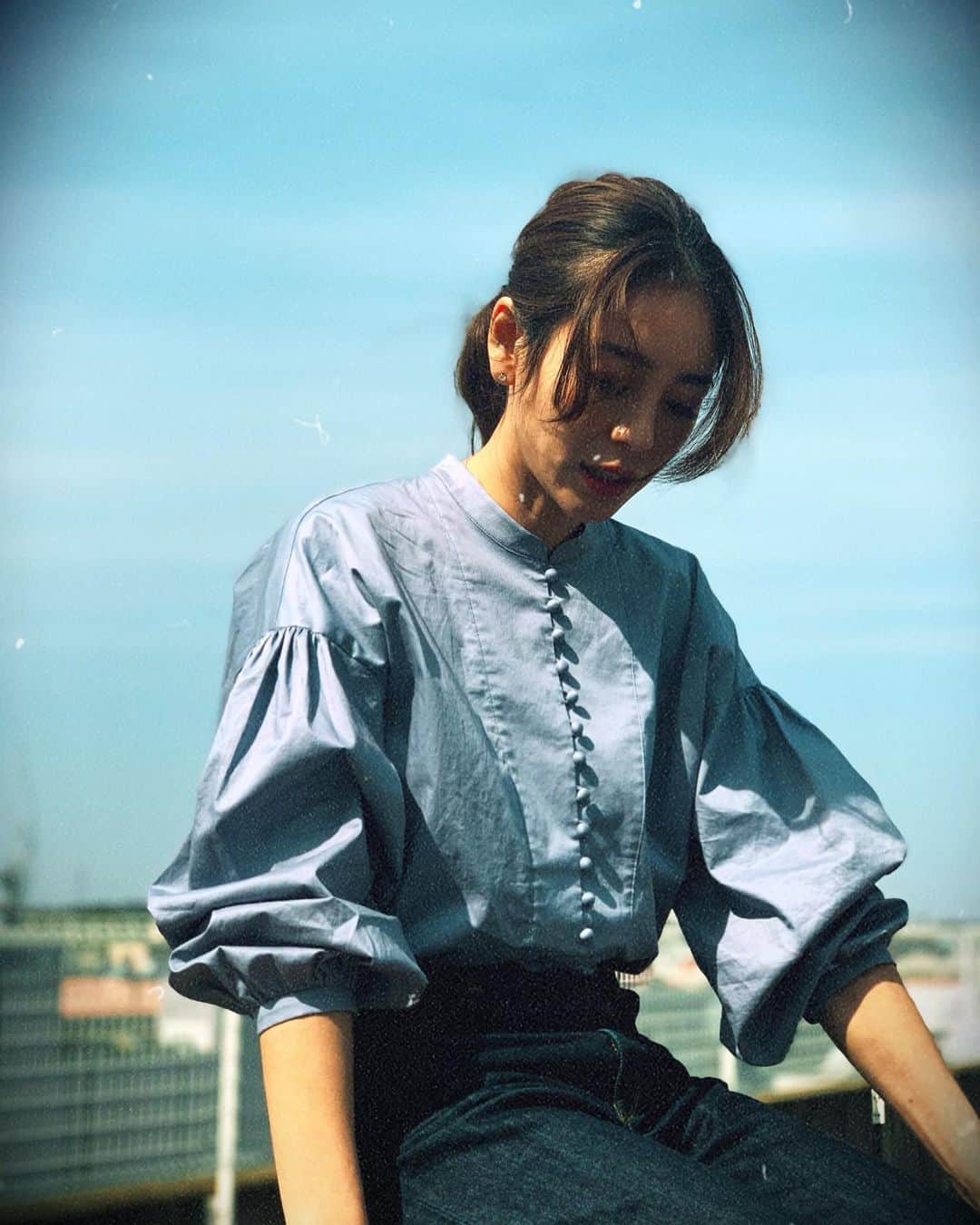 大桑マイミのインスタグラム：「青空気持ち良い一日でした。 👐春だね。  春服も楽しめる時期になって嬉しい。今日は、　@kame_kyo × @dressterior_official  のシャツを 。　キチントにもカジュアルにも色々着こなしが楽しめちゃう オーバーサイズシャツで爽やかに。  春は所々に沢山花が咲いてるから💐気分も華やかになる。 大好きな季節」