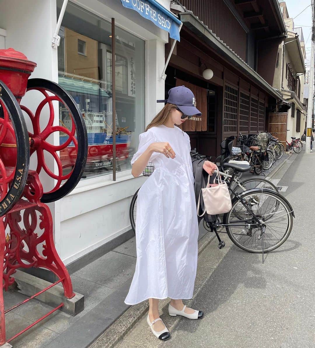 i am aiのインスタグラム：「🌬☁🌸 ㅤㅤㅤㅤㅤㅤㅤㅤㅤㅤㅤㅤㅤ ふんわり風をふくんだシルエットが so cu〜te! 昨日のインスタライブの着用がわかりやすいかなと思いますので是非ご覧くださいね✨(@_ponpon_pn  IGTV) ㅤㅤㅤㅤㅤㅤㅤㅤㅤㅤㅤㅤㅤ ㅤㅤㅤㅤㅤㅤㅤㅤㅤㅤㅤㅤㅤ カラーで悩んでくださっている方が多く 私も絞りきれなくて難しいのですが... 参考にしていただけたらな、とまとめてみました✍🏻🤔  わたしがこのopsの購入の決め手になったかわいいかわいいカラーがsumomoちゃんです.  大人が着るピンクって個人的にとっても可愛いと思っております☺️動画見てもらうとカラーの可愛さが伝わるかなぁ ・ピンク好きの方には是非是非可愛いsumomoを🍑 ㅤㅤㅤㅤㅤㅤㅤㅤㅤㅤㅤㅤㅤ 挑戦しやすくおすすめなのがgreige、blackかな ・お肌がとっても綺麗に見える大人色がくすみgreige ・大人っぽく着られフォーマルな場所にもふさわしいblack  ㅤㅤㅤㅤㅤㅤㅤㅤㅤㅤㅤㅤㅤ そして定番・鉄板カラーのwhite・blackといったところでしょうか？ ・カジュアルもラブリーも兼ね備えてるのがwhite ㅤㅤㅤㅤㅤㅤㅤㅤㅤㅤㅤㅤㅤ ㅤㅤㅤㅤㅤㅤㅤㅤㅤㅤㅤㅤㅤ どれをとっても間違いない可愛さなのであとはお手持ちの小物やお好みで選んでもらえたらなと思います！🤍 ✔︎可愛さだけじゃなくってポケットもしっかりってあり機能性もばっちりです👌🏻 ㅤㅤㅤㅤㅤㅤㅤㅤㅤㅤㅤㅤㅤ ㅤㅤㅤㅤㅤㅤㅤㅤㅤㅤㅤㅤㅤ とっても長くなってしまったーー 🧍🏻‍♀️」