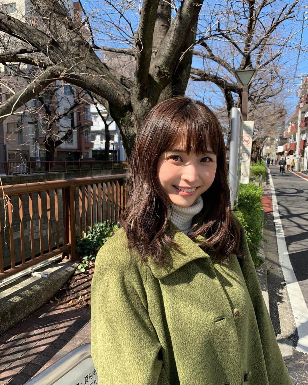 渡邊渚さんのインスタグラム写真 - (渡邊渚Instagram)「気温が徐々に高くなってきましたね😊 近所の桜の木も開花し始めていて、もうタートルネックは着られないな〜と、冬が終わる事が少し寂しい気もします... (本当は衣替えが面倒なだけ😂) 春は何を着ればいいのかわからないです...  #私服#タートルネック#ニット#春服 へ#衣替え #写真の時だけマスク外してます」3月17日 17時31分 - watanabenagisa_