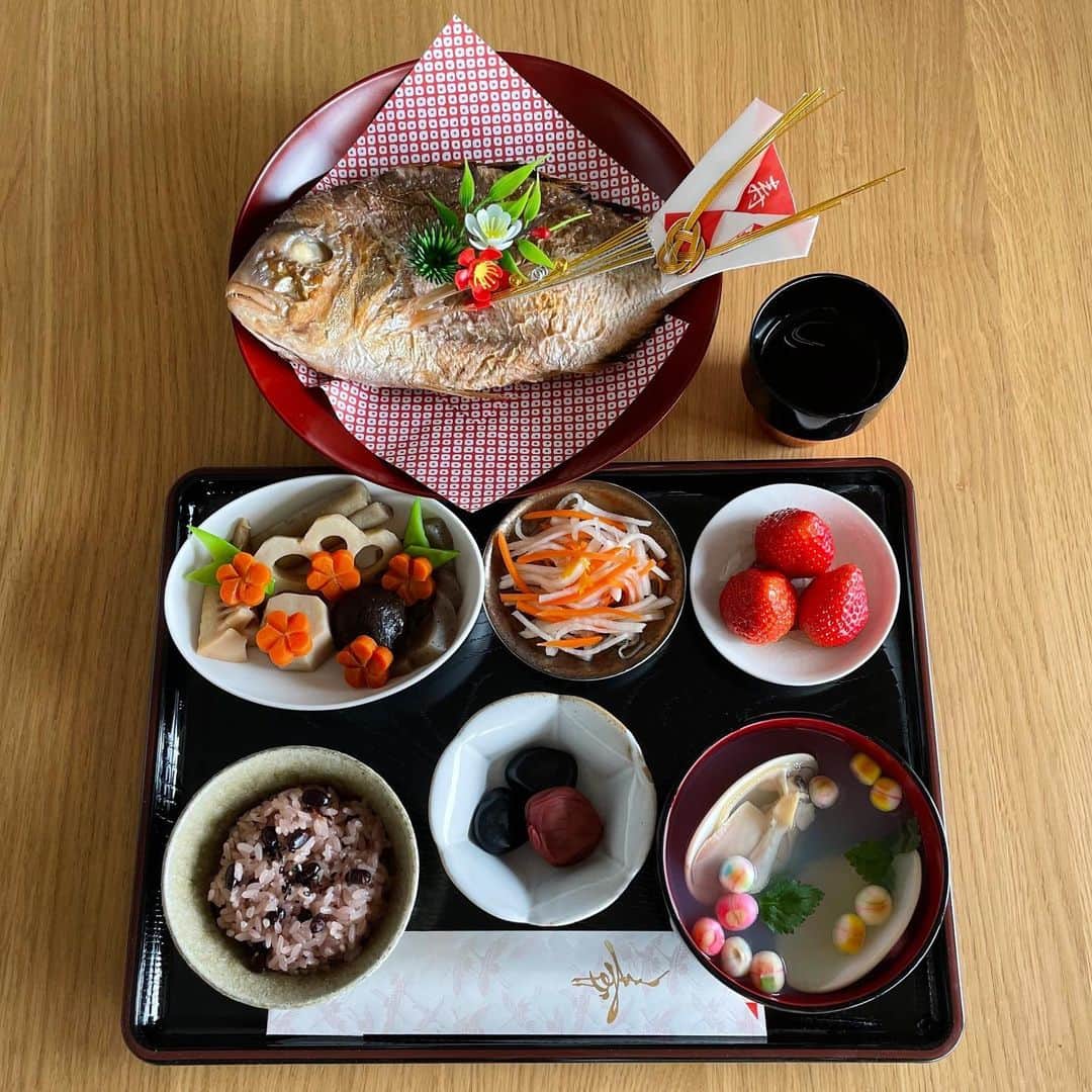 藤澤恵麻さんのインスタグラム写真 - (藤澤恵麻Instagram)「先日、次女のお食い初めをしました。 前日から少しずつお料理を作って、無事に晴れの日を迎えることに。  あっという間に生後100日を迎え、元気にすくすく育ってくれていることに感謝する日々です。  長女も妹のお食い初めを優しく見守ってくれたので、とても嬉しい思い出となりました。  #恵麻 #ema #お食い初め #生後100日 #お祝い #赤ちゃん #ベビー #幸せ」3月17日 17時38分 - ema_fujisawa_official