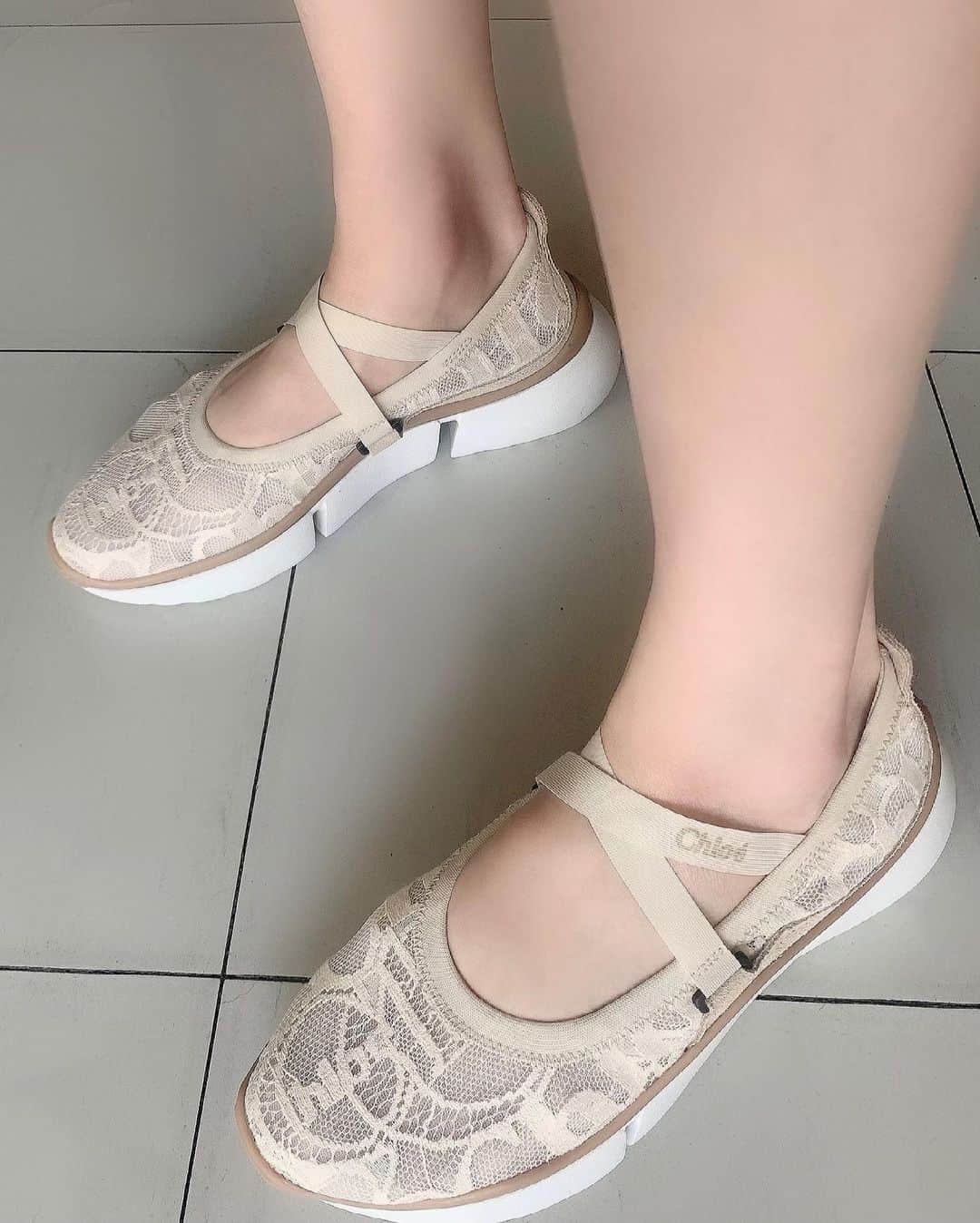 松島花さんのインスタグラム写真 - (松島花Instagram)「: Outfit🌸 今日も暖かかったので☺️ とっても歩きやすくてお気に入りの @chloe のバレリーナシューズ🩰を @rougeviflacle_official とお友達の ライター @taekohigashihara さんの コラボセットアップを合わせました〜💕 : Shoes: Chloe Tops&Skirt: Rouge vif Coat: LEMAIRE Bag: BOTTEGAVENETA Earrings&Bangle: CELINE  #outfit #ootd #hanaoutfit #fashion #chloe #shoes #sonnieballerina  #rougevif #花私服 #私服」3月17日 17時46分 - hana_matsushima_official