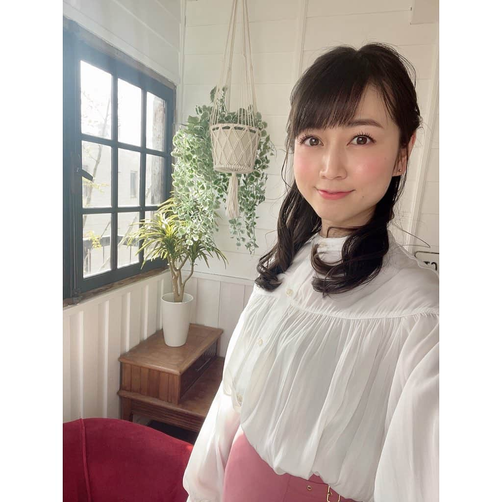 寺田ちひろのインスタグラム：「💕お知らせ💕﻿ ﻿ 3/21（日）O.A.﻿ 「ニッポンの社長 逆転の法則！」﻿ (BS日テレ、14:00〜）﻿ ﻿ にMCアシスタントとして出演します☺️﻿ ﻿ ビビる大木さんと、﻿ 経済ジャーナリストの渋谷和宏さんと﻿ ご一緒させていただきました✨﻿ ﻿ ﻿ コロナ禍でのピンチをチャンスに変える、﻿ 驚きのアイディアが登場します！﻿ ﻿ 社長さんたちの、﻿ 頭と心の柔らかさ、そして先読みの力に脱帽しました👏✨﻿ ﻿ ぜひご覧ください😊💕﻿ ﻿ ﻿ スタジオのセットが可愛かったです🥰﻿ ﻿ ﻿ #ニッポンの社長 #bs日テレ #ビビる大木 #渋谷和宏 #寺田ちひろ #フリーアナウンサー #気象予報士 #防災士 #日テレnews24 #セントフォース」