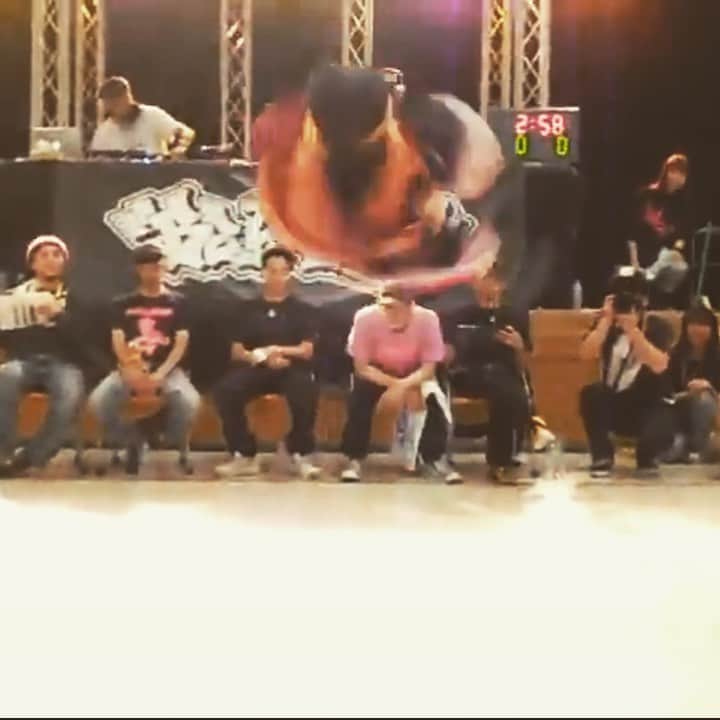 大野愛地のインスタグラム：「OMG!!!!! it makes me feel nostalgic🤣🤣🤣I think that it was about 10 years ago...how was my old headspin?haha  懐かしー。10年くらい前のバトル映像🔥 ヘッドはやっぱ今の方が上手い。笑  #headspin」