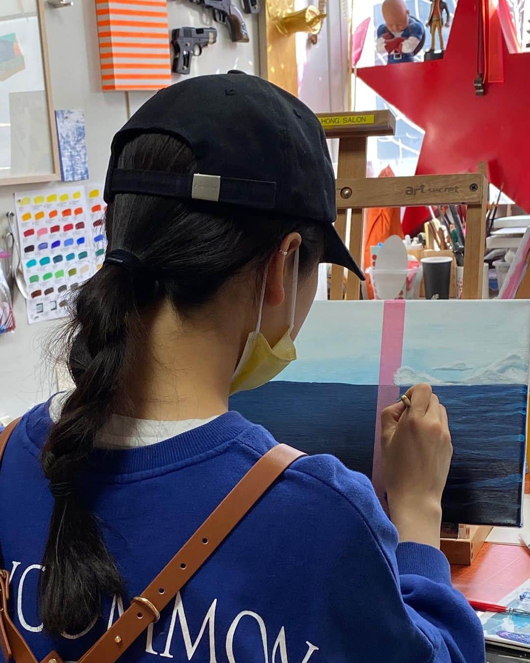 ウォン・ジナのインスタグラム：「. 열심히 해보곤 있는데..  어떻게 완성될꾸나..?👩🏻‍🎨 안해본 걸 해보는 재미🎨」