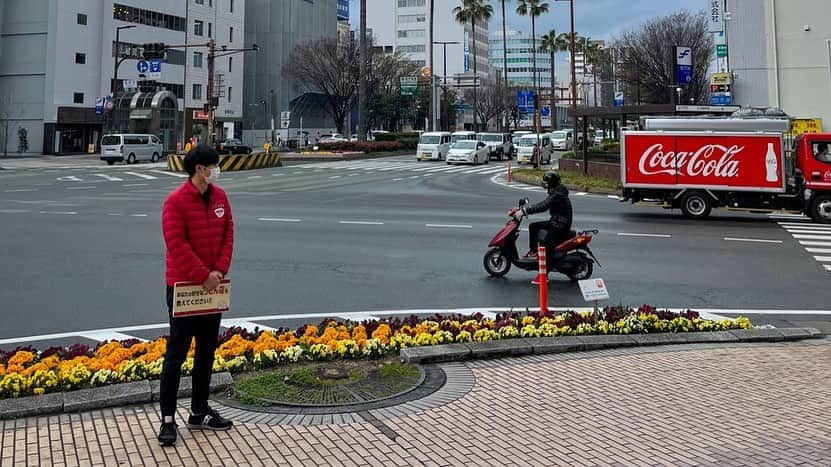 テレビ西日本「ももち浜ストア」さんのインスタグラム写真 - (テレビ西日本「ももち浜ストア」Instagram)「水曜はうどんMAPの日🏃‍♂️🔎 今回も皆様のご協力のもと、 美味しいうどんに出会えたアキラくん🙋‍♂️  #ふじ松  博多で70年以上続く大衆食堂でいただいたのは  “ごぼう天うどん” この街で働く人が短い時間でしっかり食べられるよう、 出汁は濃くしっかりとしており、 自家製麺は柔らかい食感☺️ まさに街とともにあり続けるうどん、素敵でした🙏  #博多の酒場ジャイアント( @unitygiant )では  “生わかめうどん”を注文 自家製平打ち麺はコシのある食感、 毎朝仕入れる生わかめはコリッコリ🥬 名物ポテトサラダは…夜はお通しとして食べ放題🥔 ポテサラ好きの巨典さんも釘付けでした😍 “冷製タンタンぶっかけ”もこれからの季節、 大注目です。  そして…３月２３日(火)午後７時～ 『うどんMAPゴールデン ホークスと交流戦をやってみた』の放送が決定📺 柳田選手や和田投手のうどん愛、 イチオシうどん店が登場します。お見逃しなく🎞  #ももち浜ストア #うどんMAP #岡澤アキラ #アキラくん #福岡うどん #博多うどん #福岡グルメ #博多グルメ #福岡食べ歩き #うどん大好き」3月17日 18時05分 - momochihamastore8