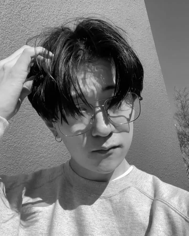 のインスタグラム：「男がloeweの眼鏡かけてるのなんか良くない？😌 念願のブリッジあり眼鏡だけど会社にいる使えないやつみたいになってるかな？笑  ファンクラブのブログも更新したので会員の方は見てね〜🕊」