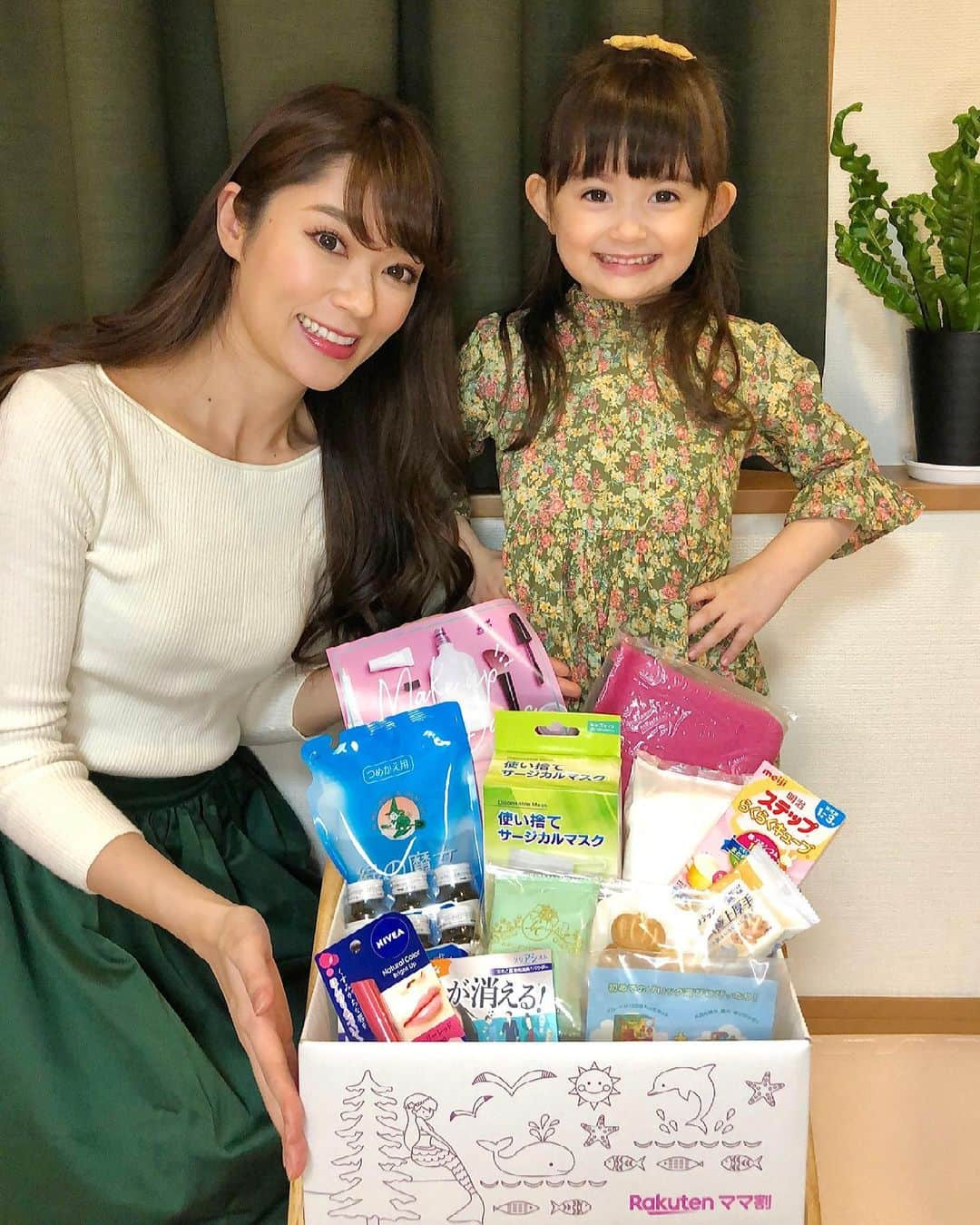 舟橋菜々さんのインスタグラム写真 - (舟橋菜々Instagram)「楽天｢ママ割」に、新規メンバー登録すると合計1,600名様に抽選で当たる【楽天ママ割サンプルボックス　スプリング2021】を特別に頂きました🙏🏻☺️  ボックスは子供の年齢に合わせたものが選べ、今回私達にはトドラー&キッズボックスが届きました🎁 中には、LEGOデュプロやかぼちゃボーロ、キッズサイズのサージカルマスク、美容ドリンク、ニベアのカラーリップ、ランドリー洗剤などなど他にも沢山のアイテムが✨ 親子両方にとって“嬉しい！あったら助かる！”が詰まった、ワクワクするボックスでした💖  他にも、ポイントキャンペーンやプレゼントなど、ママに嬉しい特典が盛り沢山の楽天ママ割💡 気になる方は @rakuten_official のトップにあるリンクから、出産予定日or子供の誕生日を入力するだけで簡単に会員登録が出来るので是非🍀 #楽天#ママ割#楽天ママ割#無料#サンプルボックス#マタニティ#赤ちゃん#子供#育児#子育て#PR」3月17日 18時14分 - wombatnana