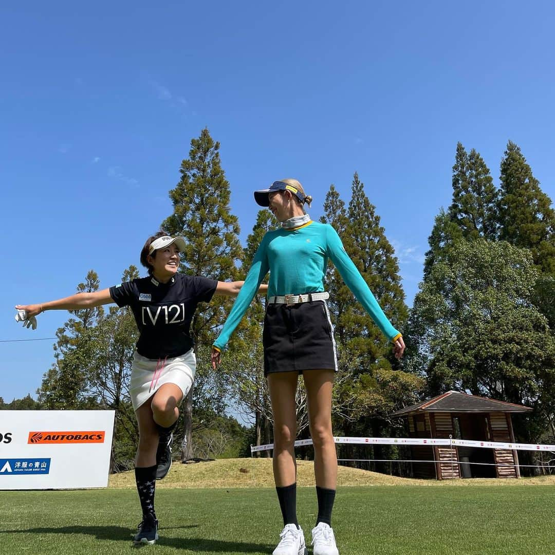 藤本麻子のインスタグラム：「Ｔポイントweek🏌🏻‍♀️ . クミちゃん「ねー、なんのポーズするぅ〜？」 私「ＴポイントのＴポーズしょーや！」 クミちゃん「あんたそれ命ポーズだがん👈🏻」 私「すいやせん、指ささってますクミちょー🤪👈🏻」 . . . @kinkumiringo93  #金田久美子 #藤本麻子  #三愛石油#Obbli #PRGR#マツモトキヨシ #肉のふきあげ雅#瀬尾デンタル #v12golf#nike#タイトリスト」