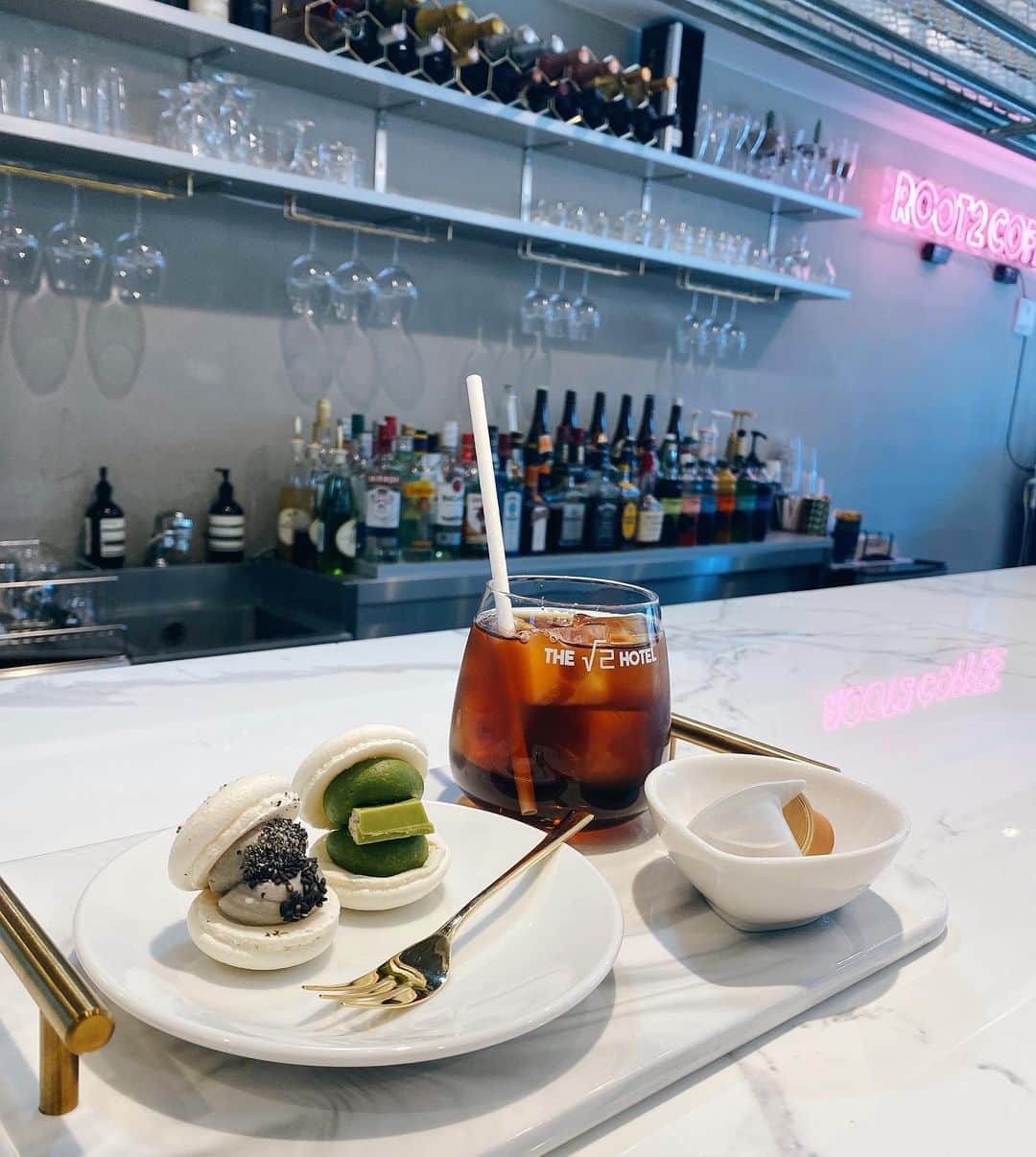 のインスタグラム：「📍 @the_root2_hotel   1階に併設されてるCAFE&BARスペースは 女の子がいっぱいで、どこを切り取ってもお洒落な空間🍓 とっても素敵なホテルです。  トゥンカロンも美味しかったー💛🧡 これは女の子は嬉しいね🥰  youtube撮影でお邪魔させていただきました🌱  #京都 #theroot2hotel」