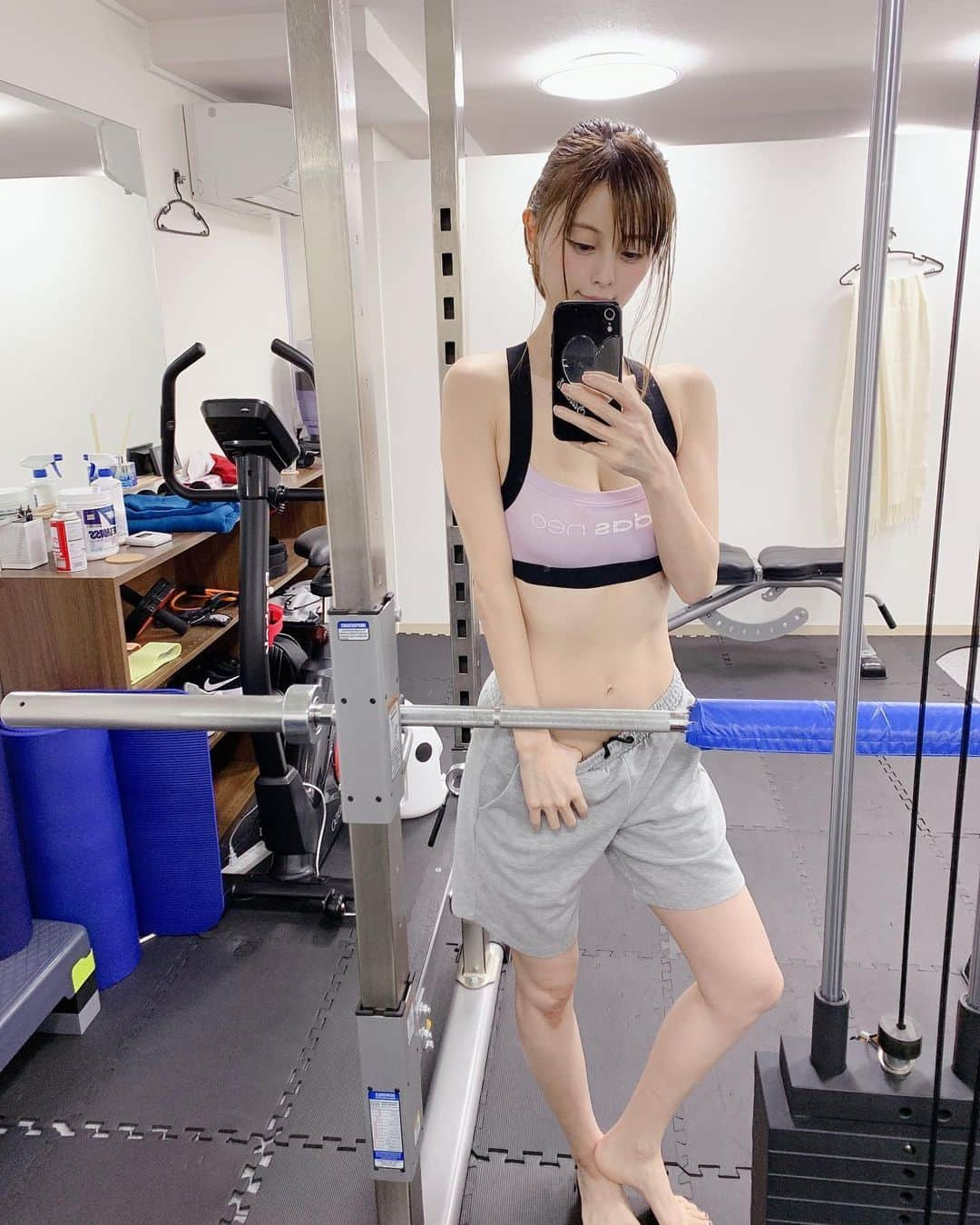 satomiさんのインスタグラム写真 - (satomiInstagram)「🏋️‍♀️(@burningincofficial)🏋️‍♀️ ・ 毎週の体重チェックはドキドキ💓 でもこうでもしてくれないと管理できないから ありがたいです🥺🥺 ・ いい感じにお腹のラインでてきた✌️ 体重減らしつつ筋肉量はキープするのは大変 ・ あと2キロ！！ ・ #東新宿 #東新宿駅 #駅から近い #新宿五丁目 #新宿三丁目 #新宿ジム #新宿パーソナルジム #東新宿パーソナルジム #新宿三丁目パーソナルジム #手ぶらでいけるジム #トレーニング女子 #筋トレ #筋トレ女子 #美尻 #美人トレーナー #歌舞伎町 #ダイエット #ダイエットメニュー  #ダイエット記録 #トレーニングウェア #yoga」3月17日 18時33分 - saatoomii47