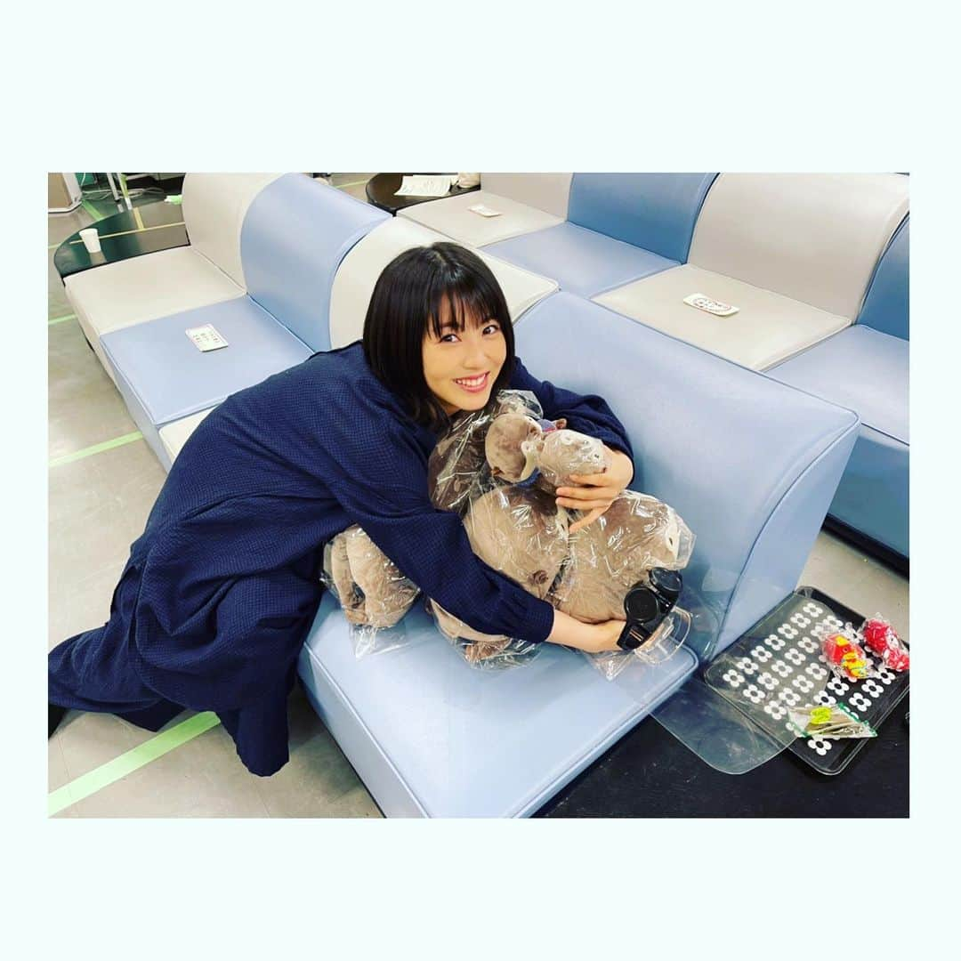 浜辺美波さんのインスタグラム写真 - (浜辺美波Instagram)「今夜22時からは!! 『ウチの娘は、彼氏が出来ない!!』 いよいよ最終話放送ですよ🌈  今日は朝の情報番組にたくさんお邪魔させていただきました🌈 みてくださった皆様ありがとうございました!  ウチカレ撮影現場は本当にあたたかくて。あたたかくて素敵なスタッフキャストさんに支えられて空ちゃんとして自由に作品の中で生きることができました🌈  心から菅野さん、碧さんの娘として時間を過ごすことが出来て幸せでした。空ちゃんたくさん愛してもらいました🌈 菅野さんは素敵なところしか見当たらない心遣いに溢れた方で、人としても女優さんとしても憧れる背中のかーちゃんでした🌈  沢村さん中村さんを初めとするおだやの皆様も、空ちゃんを小さい頃から一緒に見守ってきたという役柄もあり、おだやの撮影では終始あたたかく優しい空間でした🌈  私自身この状況の中で家族としばらく会うことが出来ていなかったので かーちゃんやおだやの皆さんのあたたかさに懐かしくて涙が出てしまいました🌈  そんなあったかくて面白い現場の空気感が最終話にも滲み出ていたのではないかなと思っています🌈  最終話 !!母娘がえらぶ1番大切な人とは🌈 このドラマらしい素敵なエンディングでした… 『空と青』が染みました🌈 ぜひ夜22時からご覧いただけると嬉しいです🌈」3月17日 18時34分 - minami_hamabe.official