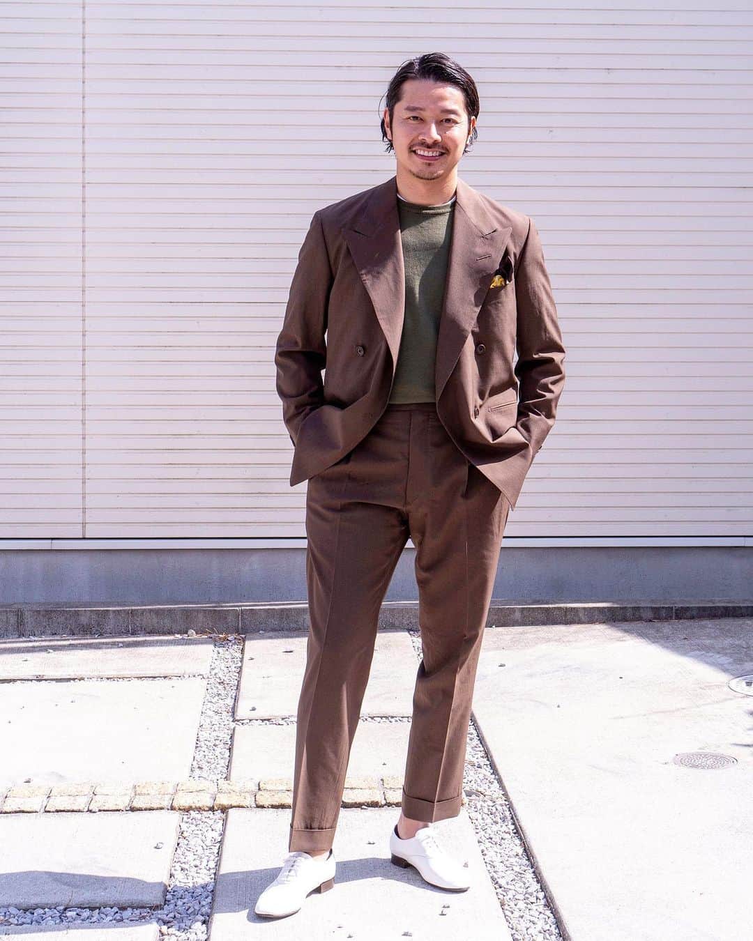 高田朋佳のインスタグラム：「Suit Style. 久しぶりのスーツスタイル。 クルーネックのニット+レペットでカジュアルに。 Camoshita United Arrows のスーツはダブルの4ボタン、ノーベントというモデル。なので袖のボタンは3つの本開きにして、スポーティエレガントな感じに。 スーツをユニフォームとして着る機会が少なくなったからこそ、細部に拘ってスーツスタイルで遊びたい。まさに大人の嗜みですね♪  ———————————————————————— #camoshitaunitedarrows #vandori #repetto  #dressstyle #elegantstyle #modernclassicstyle #newclassicstyle #fashion #mensfashion #mensdressstyle #suitsstyle #dapperstyle #takadachannel」