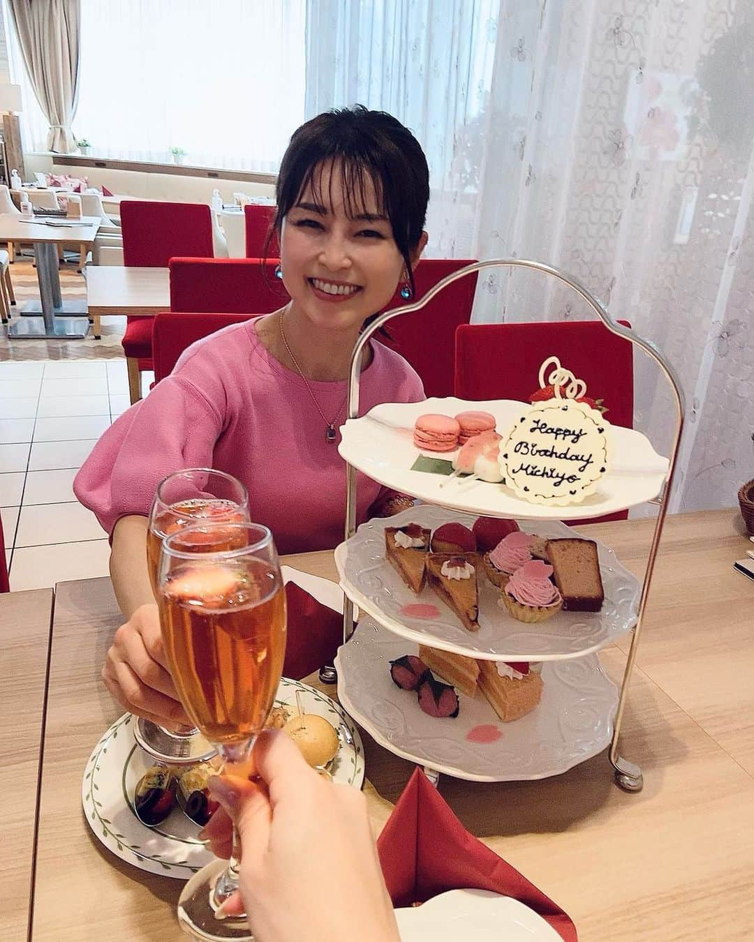 藤田りえさんのインスタグラム写真 - (藤田りえInstagram)「*** ぱんかーーーい！﻿ (古い古い 笑)﻿ ﻿ みっちちゃんのお誕生日をお祝い(*≧∀≦*)♡﻿ ﻿ 喜びごとを喜ぶ。﻿ 出会ってくれたことに感謝する。﻿ 友達のこれからのチャレンジを楽しみながら応援する。﻿ ﻿ どれもこれも幸せの須臾(*´꒳`*)﻿ ﻿ #藤田りえ #アナウンサー #フリーアナウンサー #アナウンサー藤田りえ #願いは叶う #お誕生日 #お誕生日おめでとう #わたなべ美千代ちゃん #アフタヌーンティー #いちごと桜 #オーラソーマジュエリー #女優ネックレス #田中みな実 #ファン #あざとくて何が悪いの #ミドフォー #アラフォー #アラフィフ #40代 #40代ファッション #40代コーデ #46歳 #1974年生まれ #팔로우미　#셀피그램」3月17日 9時51分 - rie_fujita.ana