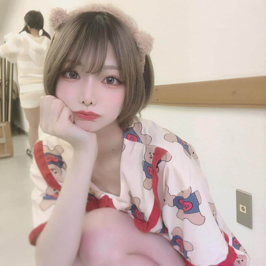 米倉みゆさんのインスタグラム写真 - (米倉みゆInstagram)「まだ眠くない( ᯣωᯣ ) . . . . . . #パジャマ #パジャマパーティー #ルームウェア #部屋着 #韓国 #韓国ファッション #韓国ヘア #韓国コーデ #ヘアバンド #くま #女子会 #自撮り #可愛い💕 #可愛い子 #ショートカット #ショートボブ #follow4follow #followher #followhim #followall #followalways #love #pleasefollow #like #selfie #photo #color #Japanese #japanesegirl #asiangirls」3月17日 9時52分 - yone__miyu630