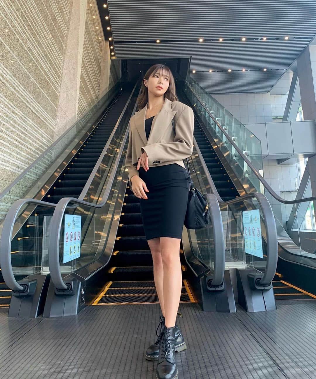 とももとももさんのインスタグラム写真 - (とももとももInstagram)「毎シーズンZARAコーデになりがち tops:ZARA jacket:ZARA shoes:dr.Martin bag:PRADA ・ #zaraコーデ  #春コーデ #ootd  #prada #zara #タイトワンピース #筋トレ女子 #とももともも #フィグラ女子 #フィットネス女子  #ワークアウト女子  #ダイエット方法  #ダイエット #グラビアアイドル #フィットネスモデル  #オルチャンメイク #ヨシンモリ #ヨシンモリ巻き」3月17日 10時12分 - coco_max0610