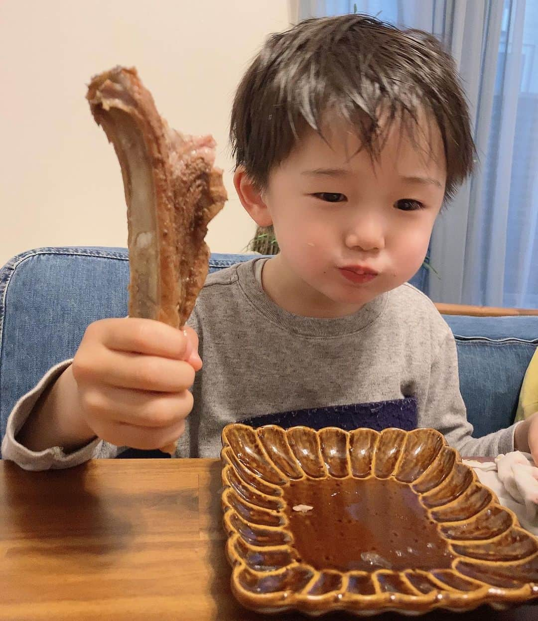 鈴木亜美さんのインスタグラム写真 - (鈴木亜美Instagram)「でっかいスペアリブが最近お気に入り🍖かぶりついてワイルドです☺︎ よく煮込んで柔らかいから、食べやすいのかな❤️嬉しいね😆❣️ #スペアリブ #骨ごと #かぶりつく #ワイルドだろぉぉぉ #骨の周りがうまい❤️ #これはよく食べる #コトコト煮込んで #柔らかい肉」3月17日 10時07分 - amiamisuzuki