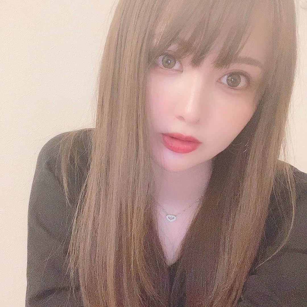 望月美穂のインスタグラム：「﻿ ﻿ ちょっと髪短くした🧸﻿ ﻿ 最近は短い方が楽で好き♡ ﻿ ﻿ #春色カラー #さらさらヘアー #トリートメント」