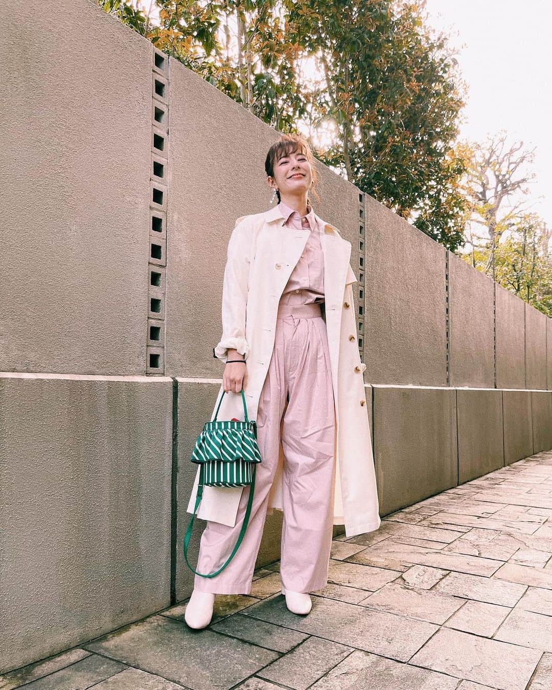 スザンヌさんのインスタグラム写真 - (スザンヌInstagram)「ぽかぽか春の天気🌸🤍 半袖に軽アウターでいられるなんて しあわせ♡  届いた瞬間、にまーっ☺️てなったお洋服着た💃  ピンクのセットアップパンツに まっしろトレンチ🤍は　@norc.jp   バック💚は　@norc.jp × @setsuko_sagittaire のコラボ🧚‍♂️ めちゃくちゃお気に入りで最近毎日持ってる☺️  👢は　@serenececool 🙌 #春コーデ #春 #ピンク#ホワイト  今日も朝からホットドッグ🌭食べてるよう🤤#サタココ で多国籍料理の数珠つなぎ。」3月17日 11時40分 - suzanneeee1028