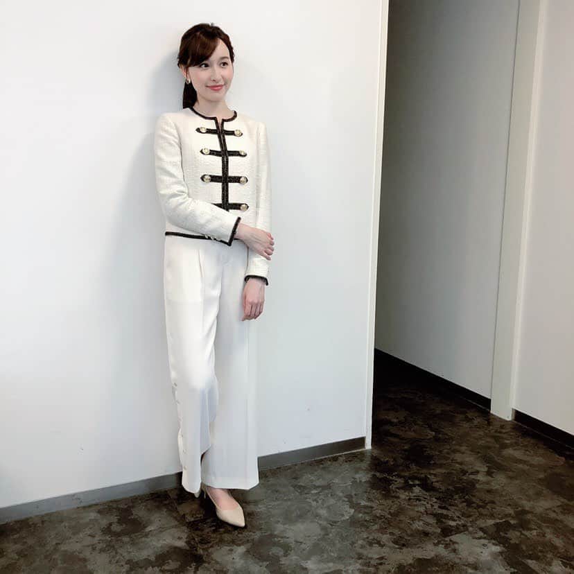 TBS「あさチャン！」のインスタグラム：「Today's メグ Fashion⭐️ ・ スタイリストさんからのポイント💁🏻‍♀️🎶 このジャケットは、展示会の時に目をつけていて このインパクトのあるデザインが、 バッチリハマる宇賀神アナ😆✨ 白のパンツも脇にボタンがあしらわれていて とっても綺麗なシルエットです❣️ このジャケットのボトムにデニムを合わせても お洒落さんになりますよ☺️ 暖かくなってきたので気分も上がりますね🤗☀️ ・ ジャケット、ボトムス→LOVELESS  ・ ・ #tbs #あさチャン #アナウンサー #宇賀神メグ #メグコーデ」