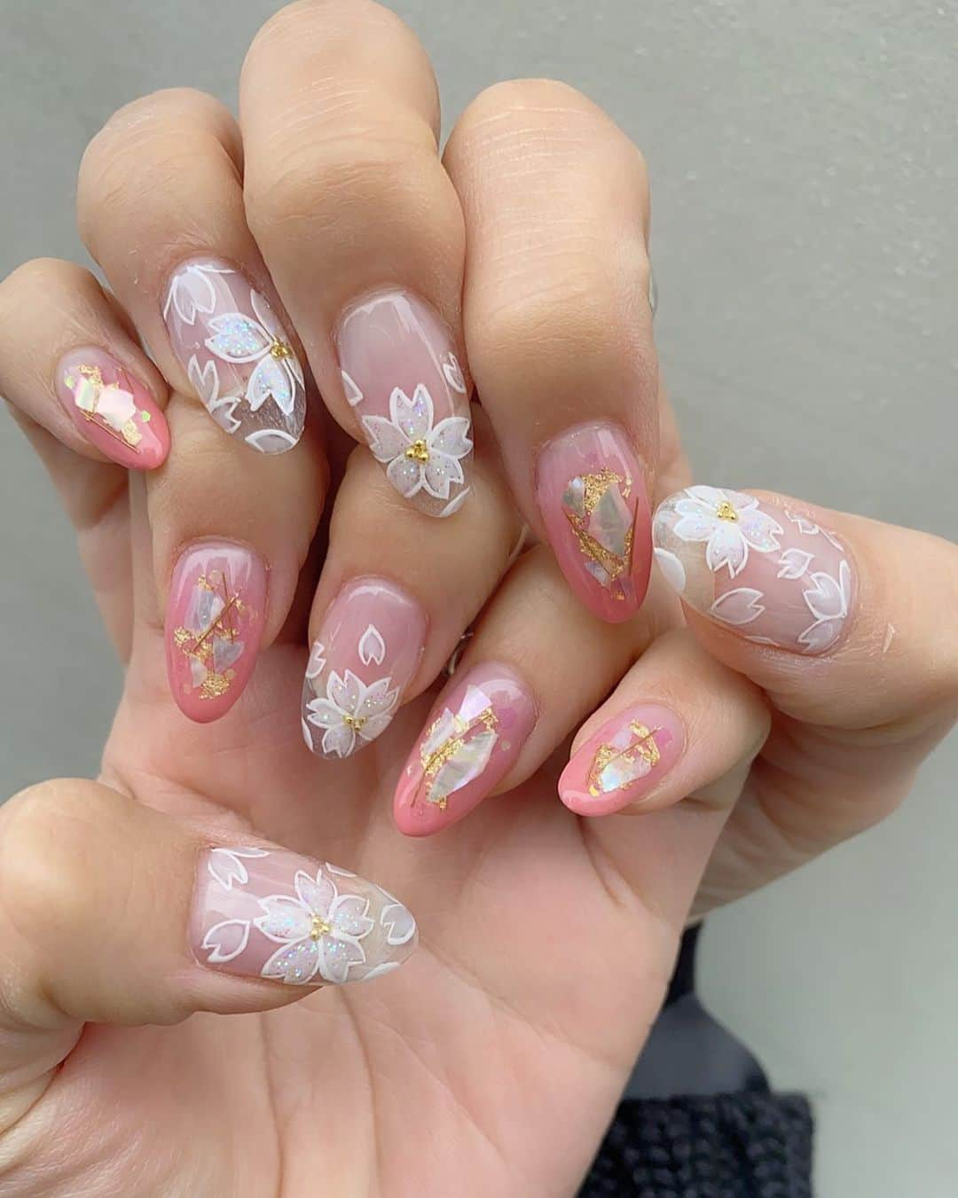 細越麻未（ami）のインスタグラム：「new nail . . 一足早く桜ネイル🌸 めちゃめちゃ可愛い！！！ . 毎回の事ながら、 わがままにデザイン伝えて 再現して下さるあたり 本当にありがとうございます🙏💓 . はじめて、長さ出しをしたので クリアネイルが👍！ 昔は絶対選べなかったピンク色の ネイルで春ネイル🌸🌸 . 大人上品に仕上げるつもりが やはり派手になってしまうあたり 自分らしい…。😂笑 来年の桜シーズンもやりたいネイル！ . . #ネイルデザイン #ネイル  #桜ネイル  #春ネイル　#長さだしネイル #ネイルアート #naildesign #nails #nailart #naildesign #cherryblossom #nyasnail」