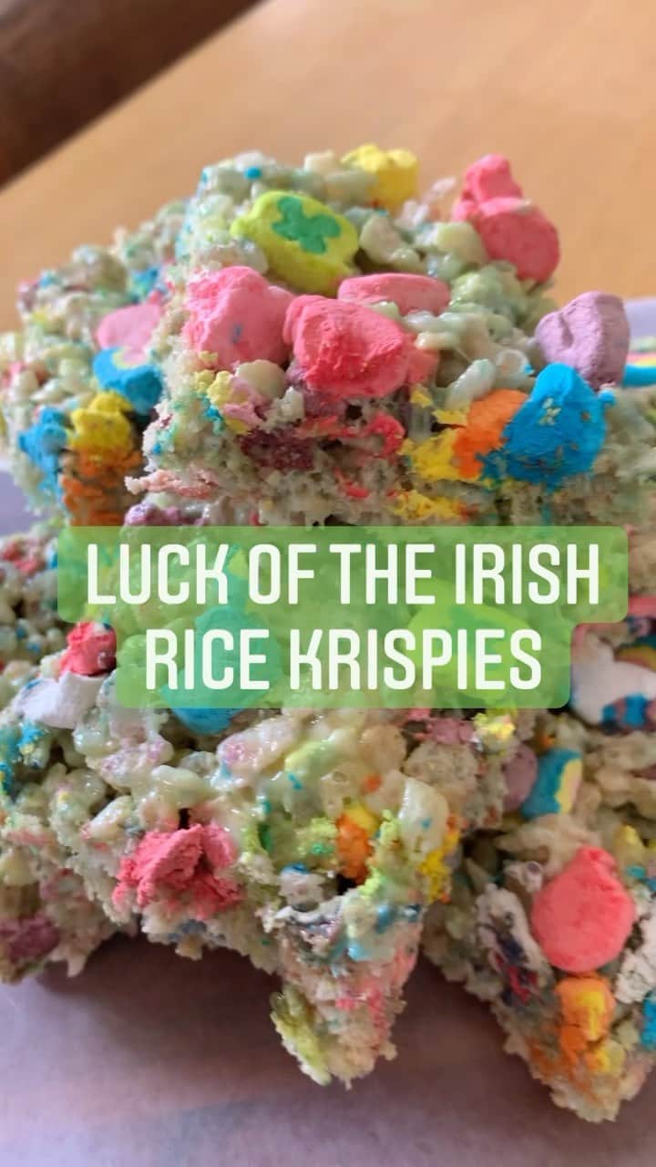 アリッサ ウーテンのインスタグラム：「Don’t forget to wear your green tomorrow!  It’s St. Patrick’s Day 🍀Made some Green Lucky Charms Rice Krispies! Did a short cut!  Spray tin pan with cooking spray I used avocado oil, put marshmallows to fill bottom, layer on Rice Krispies cereal then top with more marshmallows!  Bake at 350* for 10 mins drop in some green food coloring and mix, when it looks evenly mixed add lucky charms marshmallows on top and bake for 2 additional mins. Give a finally mix, I pat it down with parchment paper which was really helpful and easy!  Let it cool and enjoy ☘️ #stpatricksday #ricekrispytreats」