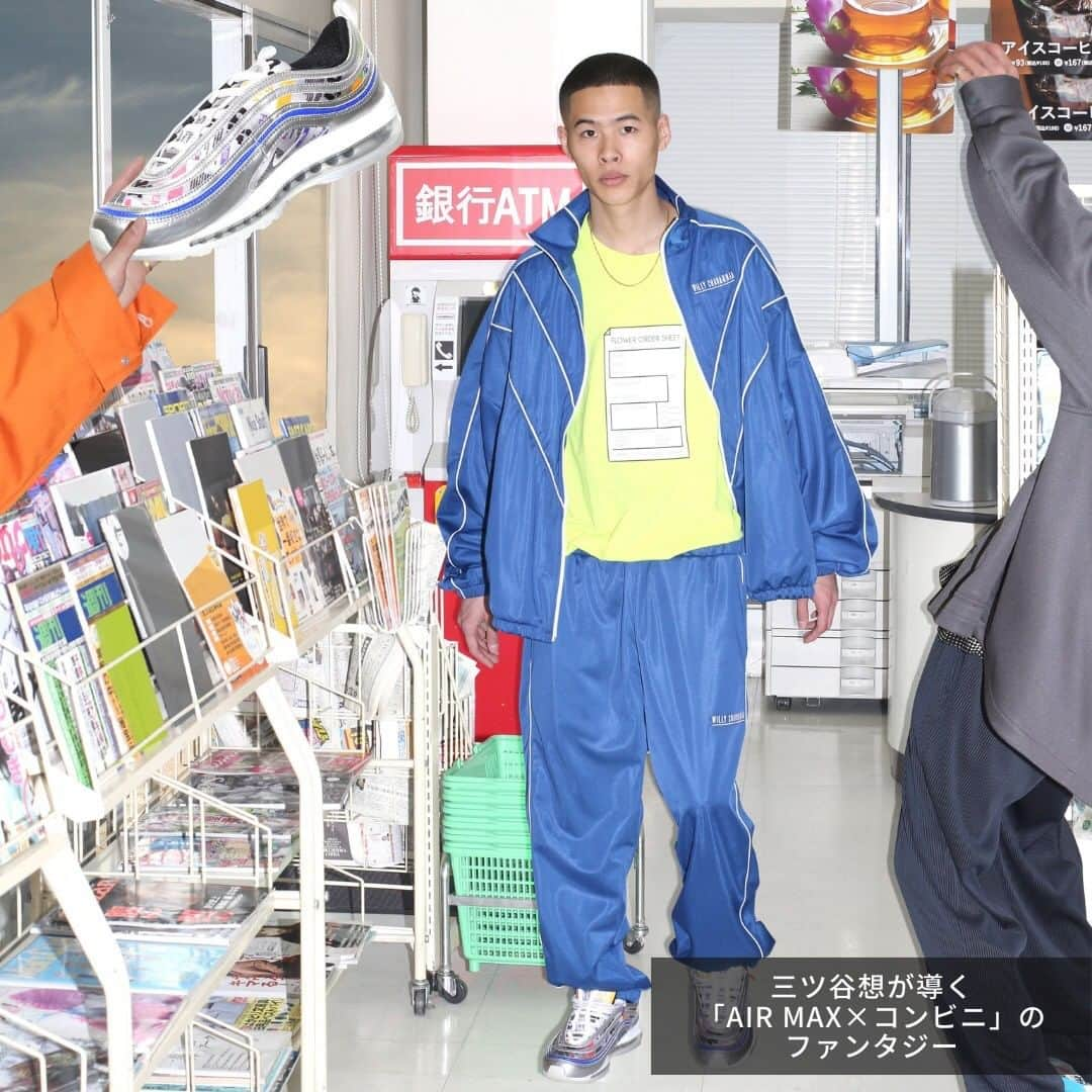 ABC-MART Grand Stageさんのインスタグラム写真 - (ABC-MART Grand StageInstagram)「デザインソースは日本のコンビニ？   ──NIKE Swoosh Mart を表現する三ツ谷の世界観を、あなたはどう見るだろうか？ 三ツ谷が仕掛けてくる挑発的なコミュニケーションに、あなた自身はいかようにでも応答することができる。  「自分だったらこの表現を〇〇と評価する、なぜなら——」。次の言葉で浮き彫りになるのはあなたの価値観、つまり「ファッションを見る目」だ。常に我々を試し、ただ漫然と見ることを許さない。だから彼の作品はおもしろい。  --  NIKEのプロダクトチームがコンビニ文化にインスパイアされて誕生したシリーズ。  AIR MAX 90とAIR MAX 97をベースにデザインされたこの突き抜けたコンセプトのスニーカーを、デジタルコラージュを用いた現実と虚構を揺るがす独自の作風がアート界や広告界で大きな注目を集めているフォトグラファー、三ツ谷想が撮る。  無関係なモチーフの断片を同居させ、組み合わせ方の妙によってなにかが立ち現れる「コラージュ」の技法を架け橋に、異色の作家とスニーカーのコラボレーションが実現した。  ✔️：気鋭のフォトグラファー、三ツ谷想が導く「AIR MAX×コンビニ」のファンタジー  👟：続きは @abcmart_grandstage トップからリンクをタップ  Model @_hirotoyoshikawa  Photography @somitsuya  Styling @stylist_ryosukesaito  Text Sosuke Misumi Edit @greatchickenpowers   #tokyo #japan  #kicks #sneakerhead #sneakers #sneakeraddict #tokyo #japan #kickstagram #👟#ABCGS #nike #airmax97 #airmax90 #ナイキ #エアマックス97 #エアマックス90 #三ツ谷想　#SoMitsuya #コンビニ #shoesdesign #design #デザイン」3月17日 12時21分 - abcmart_grandstage