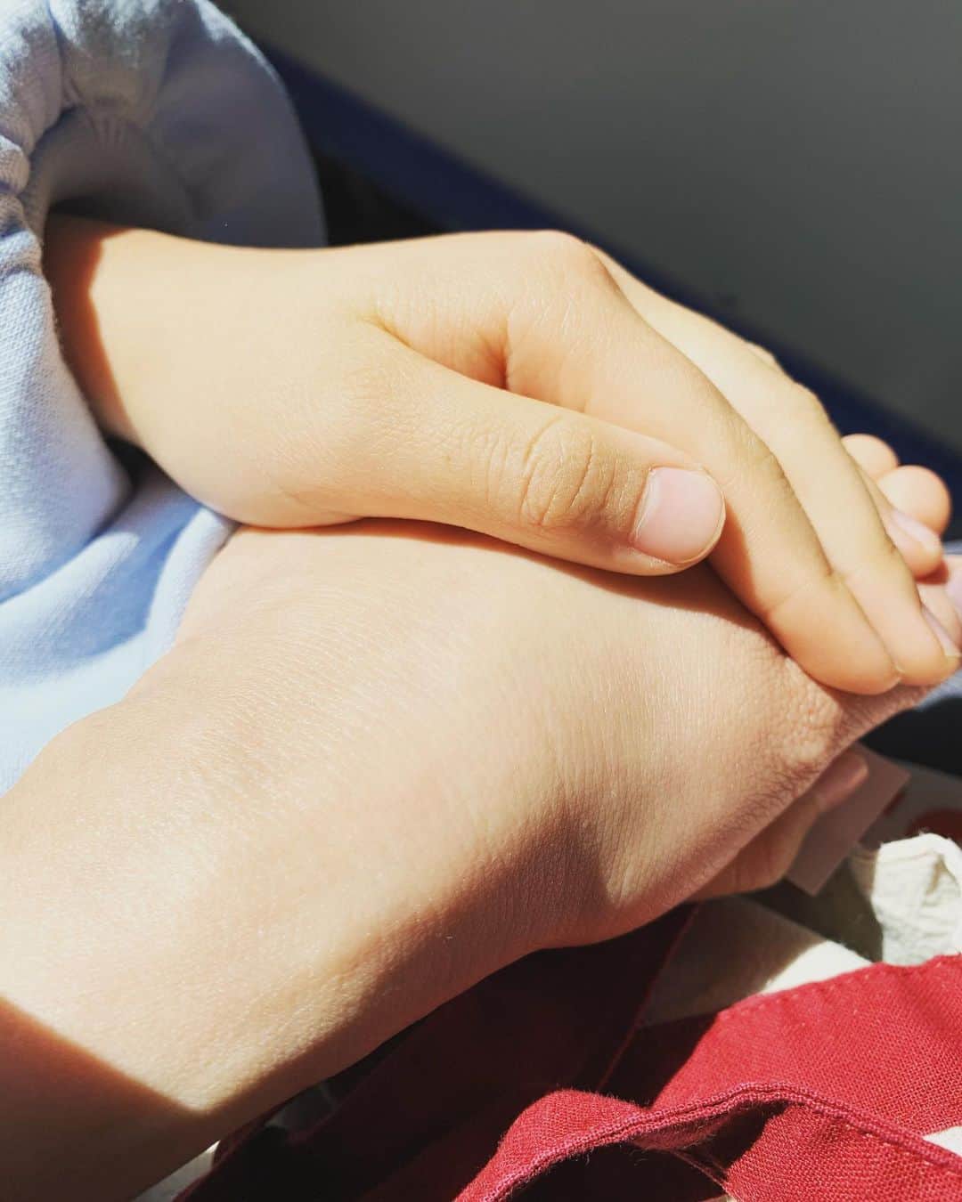 中澤裕子のインスタグラム：「☀️☀️  今日は福岡の小学校は 卒業式なので 娘はお休みです。  久しぶり2人きり。  バスでちょっとお出かけです☺︎  小学６年生のお友達、 ご父兄の皆さん、 ご卒業おめでとうございます。」