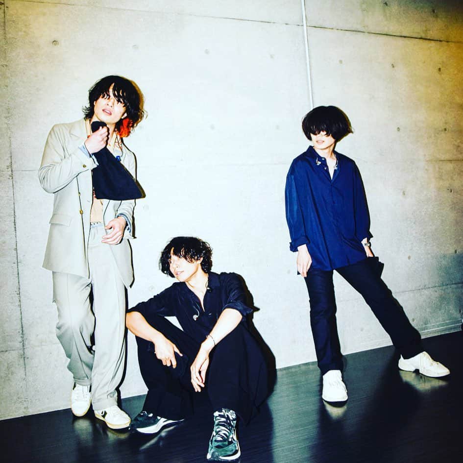 磯部寛之のインスタグラム：「Thank you Shibuya for a great night! It was the first time in a while for us to play a headlining show, and you all made me feel I’m alive. The situation is still complicated, but I’m hoping it will get better gradually. Hiro 昨日は渋谷でFC限定ライブでした。最高な夜をありがとう。ワンマンライブはかなり久々でしたが、皆んなのお陰で久しぶりに生きてる感じを味わった気がします。そして会場の皆さんが全員このライブを無事に成功させるっていう同じ目標に向かって感染対策等に取り組んでくれたからこそのライブでした。本当に感謝します。ありがとう。今週末の幕張メッセもその調子でお願いします。状況はまだ複雑ではありますが、段々と良くなる事を俺も切に願っています。ひろ #alexandros #fc #crew #限定 #ライブ #やっぱ #これだよね #感 #皆 #本当 #に #ありがとう #そして #ベストアルバム #wheresmyhistory #本日 #発売 #！！！」