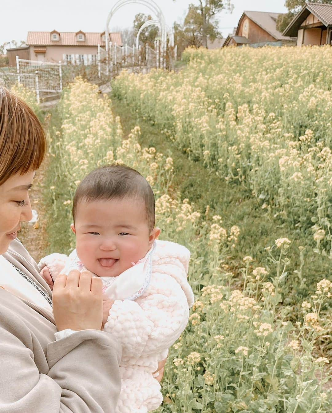 岡本雅世さんのインスタグラム写真 - (岡本雅世Instagram)「子育て  何が正解かわからないけど  いつまでも可愛くいててほしいな  ・  最近どう対応すれば良いのかわからない事が多々ある  だいたいは同じ問題やけど  5歳だから知恵もついて自我もより一層強くなって  毎日どうすれば良いのか色々読みあさって、情報あつめて、 専門機関にも相談したけど みんな同じ事言うだけで  そのみんなが良いという対応心がけてるけど  全くダメ  ママに隠れてやればよい ママにバレなければよい  って結局そうインプットされててイタチごっこ  ・  そうなるたびに、  どんどん私嫌われてってる気がして  ただただ悲しすぎて虚しすぎて涙しか出ん  ・  今朝も同じ事の繰り返し  朝から私に隠れて スクールの用意もせず パパの携帯ゲーム 注意した私に冷めた目  "ママバイバイ (‎¯ࡇ¯)"って  睨みつけてスクール行かはった  私にはそれが  "ママきらい、うるさい、どっかいけ''  に聞こえる  ↑ 前はそのままを口にしてたけど、 それは根気強く"ママ悲しいよ"と伝え続けてようやく言葉にはしなくなった…  ケド  表情が物語ってる(_ _)  ・  今の私の願いは、  ただただこの世からゲーム無くなってほしい  ・  我が家にはGaming disorderが2人だよ…  ・  現実の今しか見れないもっと素敵な何かを沢山見て経験してほしい  そう思って日々楽しい何かを沢山教えてあげようと奮闘  ちなみに昨日はストーリーにもUPしたポップコーン🍿w  日曜、身体張って全力で一緒に公園で遊ぶのも、 ちょっとの時間でもって仕事の合間にお散歩行くのも、  色々教えてあげたいから。  ・ ・  #ピア王子 #ママスタ #5歳男の子 #ゲーム依存症 #育児あるある #母の願い #gamingdisorder #育児の悩み #ワンオペ育児 #子供のいる暮らし #コドモダカラ #ママスタグラム #ちょっとだけ #かわいい #子育て #家族 #夏 #幸せ #ママ #息子 #アウトドア #娘 #笑顔 #楽しい #子供 #公園 #ライフスタイル #愛」3月17日 13時03分 - masayo_okamoto