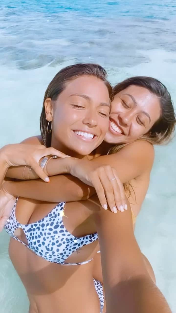 ティア・ブランコのインスタグラム：「Not to get too deep (although I love getting too deep lmao), but I truly believe the universe aligns us with people, things, and situations that match our energies, vibrations, and frequencies. Your vibe attracts your tribe!!! I have so much love & gratitude in my heart for the happiness, love, and light I have shared with these amazing humans the past few months here in Hawaii. It’s hard to put into words, but I hope you guys know how much you mean to me. Going through and watching all these memories we have created together got me in my feels, so I thought I would put them all together in one video. Love you 😭 thanks for coastinnnn w me & being a part of my journey! 🙏🏽   • @nickibrue @kelzzzg @caylakmoore @ivanacook @nikki_ink_ @rayeggae  @ajablanco @chrisdubiansky @justinkalaniburbage @da_hawaii_po @briannacope @kawehilouisdiamond @emilybcoultas @devinbrue @jonalinrayna •」