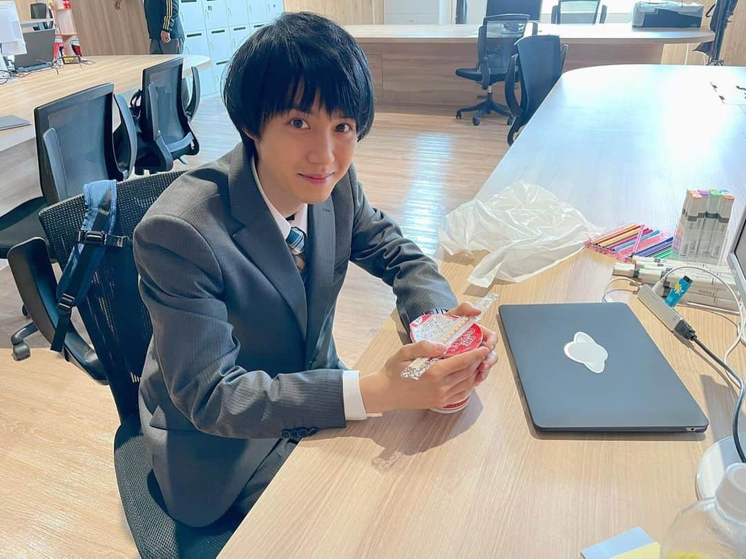 のインスタグラム：「＼ #高嶺のハナさん 撮影現場から🌹／  弱木(#小越勇輝) の お昼ごはんはカップラーメン😮❓  絶賛撮影中です👔  2021年4月10日(土)深夜0時スタート✨  #泉里香  #香音  #猪塚健太  #BSテレ東  #BS7ch #テレビ大阪 #ひかりTV」