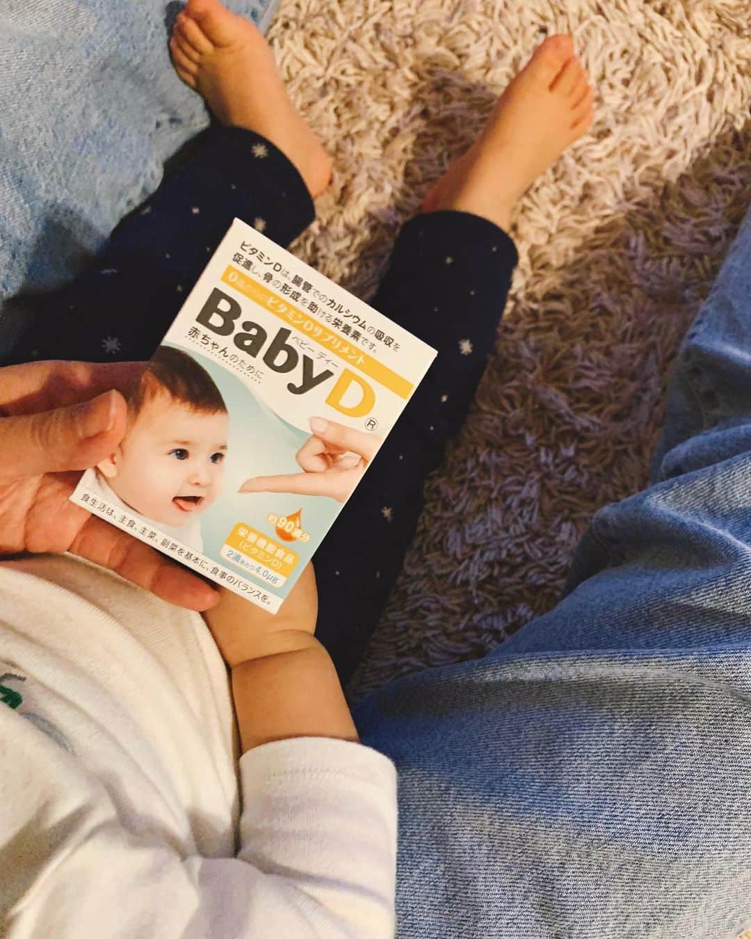 来夏のインスタグラム：「#🌞 1歳すぎて、ますます活発な娘ちゃん👧🏻 あたたかい日も増えて たくさんお出かけしたいけど このご時世行ける場所も少ないのが悩み🥺  もっともっと太陽の下で遊ばせてあげたいのにー😢 とそんなことを思っていたところ お医者様から、日光浴/ビタミンDの大切さを 森下仁丹"BabyD"のWeb説明会で聞きました👨🏻‍⚕️  日光＝紫外線＝悪い..の印象が強くなっているけれど、 皮膚に日光が当たることで身体に必要なビタミンDを 作り出す働きをしてくれるんだって☀️ だから日光浴はとっても大切なんだそう✨ 太陽大好き人間の私はそれが聞けてよかった☺️  でも、日焼け止めを塗っていたり、UVケアをしていると 日光を浴びてもビタミンDは作られないんだって😅 そんなときにはサプリメントも上手に使うことを すすめられました✨  BabyDサプリは0歳児から大人まで使えて、 たったの1~2滴を食事やおしゃぶりなどにたらすだけ👌🏽 味も匂いもないし液体なので摂取しやすいし、 不足しがちなビタミンDはサプリで補うのもおすすめ🌻  #BabyD #ベビーディー #ビタミンD #天然型ビタミンD #赤ちゃんのためのビタミンDサプリメント #0歳児から使える ＃液体で摂りやすい #紫外線対策しているなら摂って欲しい #無味無臭で使いやすい #PR」