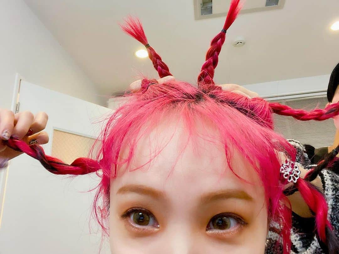 LiSAさんのインスタグラム写真 - (LiSAInstagram)「エビ再び！と　🦐と思ったけど、どっちかっていうと蟹？🦀 #ふーちゃんへあー　#りさへあめいく」3月17日 18時51分 - xlisa_olivex